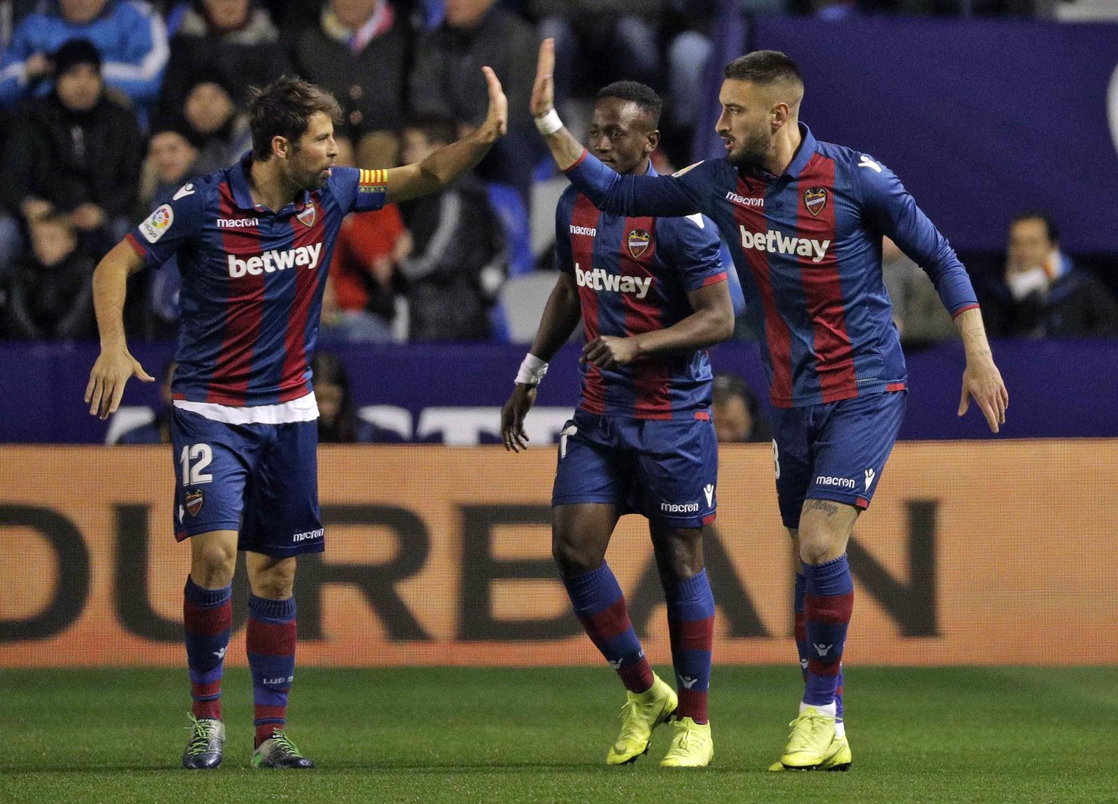 Los jugadores del Levante celebran uno de los goles