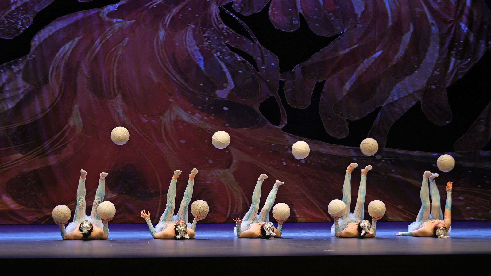 Imágenes del 'Gran Circo Acrobático de China' en el Teatro Villamarta