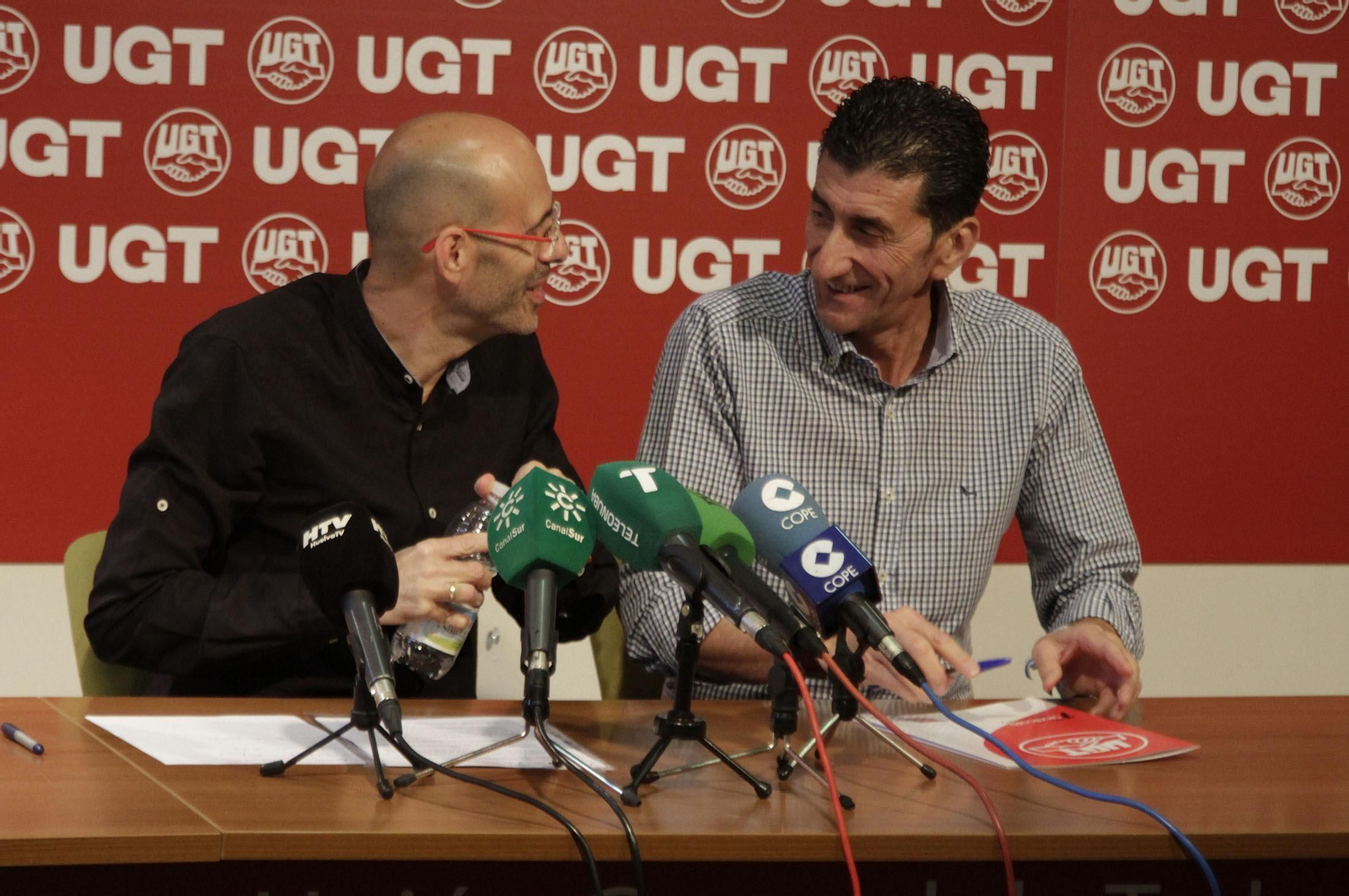 El secretario general de UGT Huelva, Sebastián Donaire, junto con el secretario general de Fesmc UGT Huelva, Fernando Parrillo.