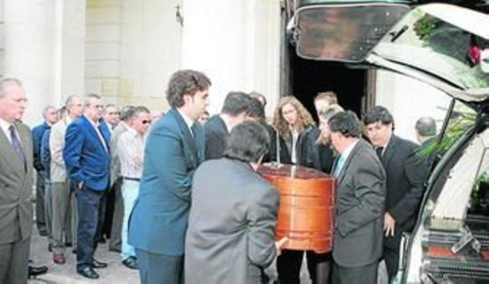 Fuera de la iglesia, eran muchos los que esperaban la salida del féretro.