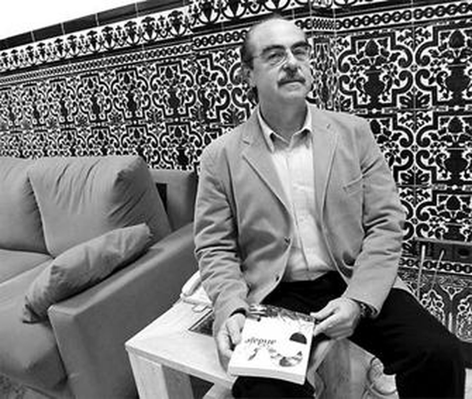 El escritor malagueño Jesús García publica el libro 'Maridaje, enología y cata de vinos'.