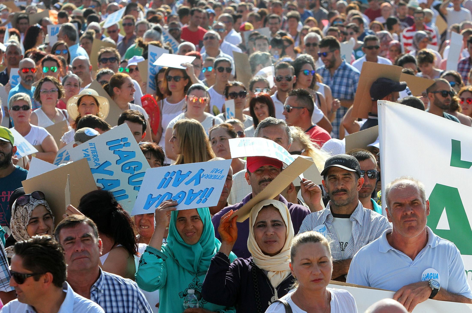 Imágenes de la manifestación para pedir agua y tierra para los regadíos del Condado.