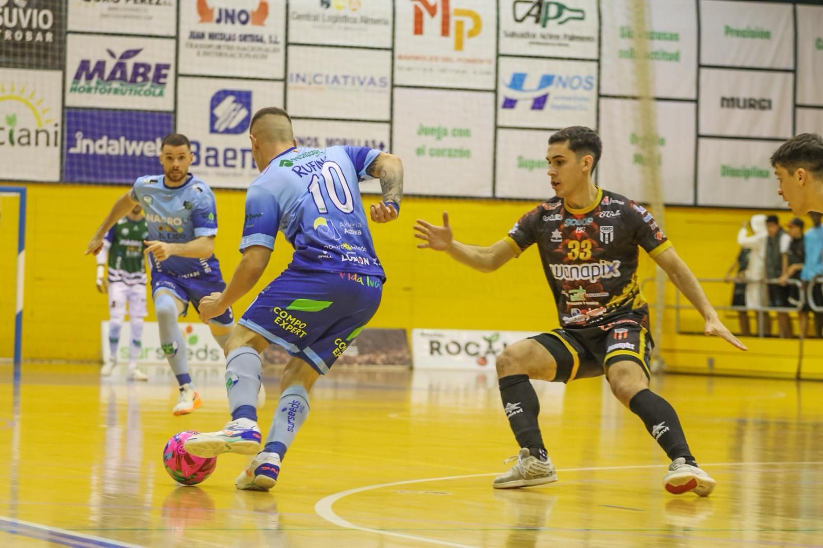 Rufino se dispone a realizar un pase a Josete durante el encuentro de los celestes frente a los maños.