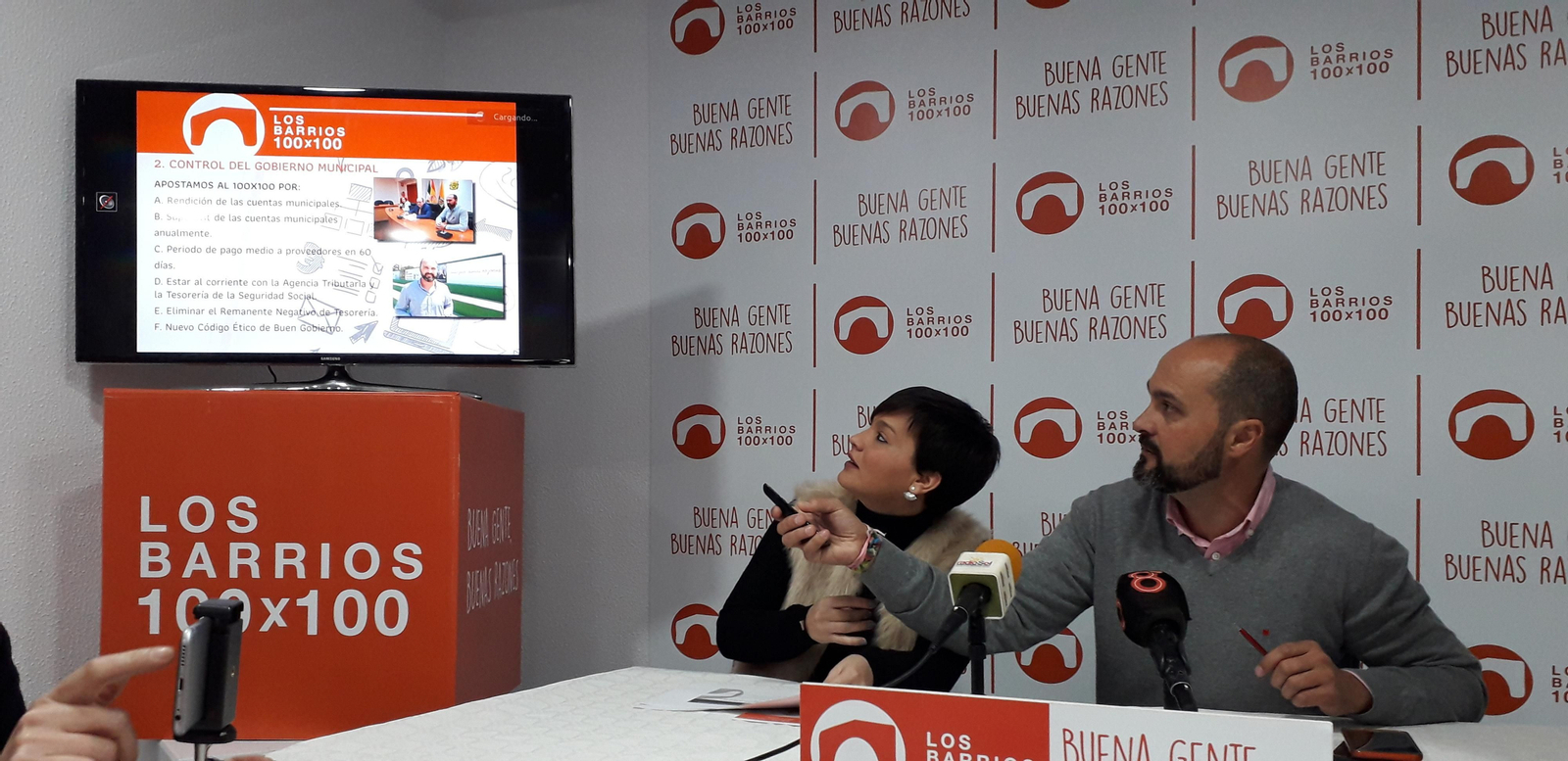 Miguel Alconchel, junto a Sara Lobato, este lunes en la sede de Los Barrios 100x100