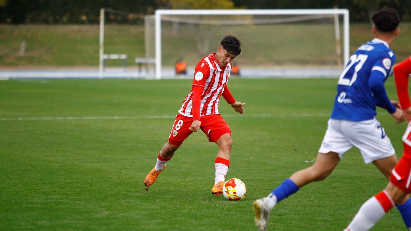 Joan busca colgar el balón al área en el enfrentamiento con el Melilla.