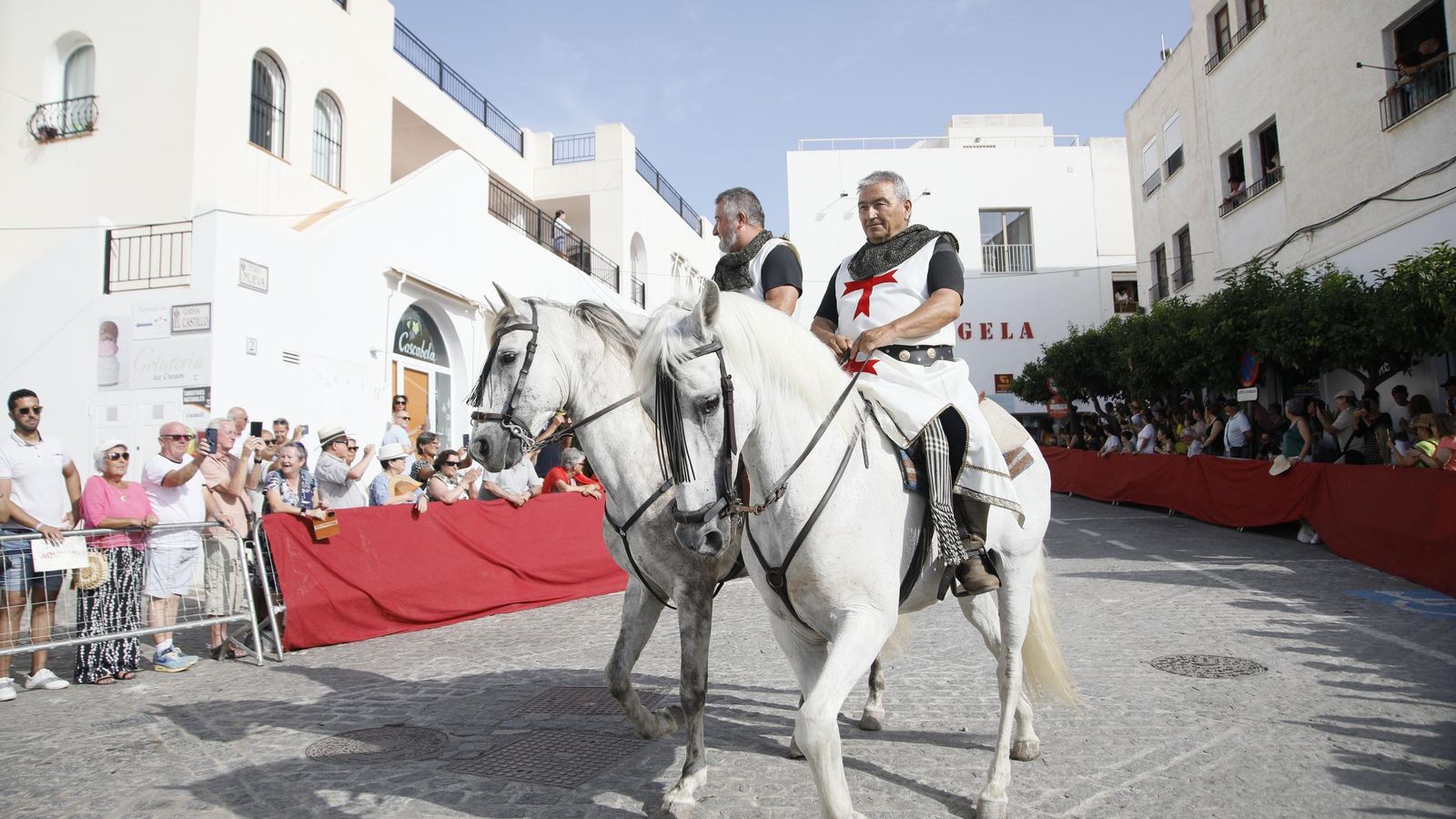 El gran desfile llenó de colorido las calles de Mojácar.