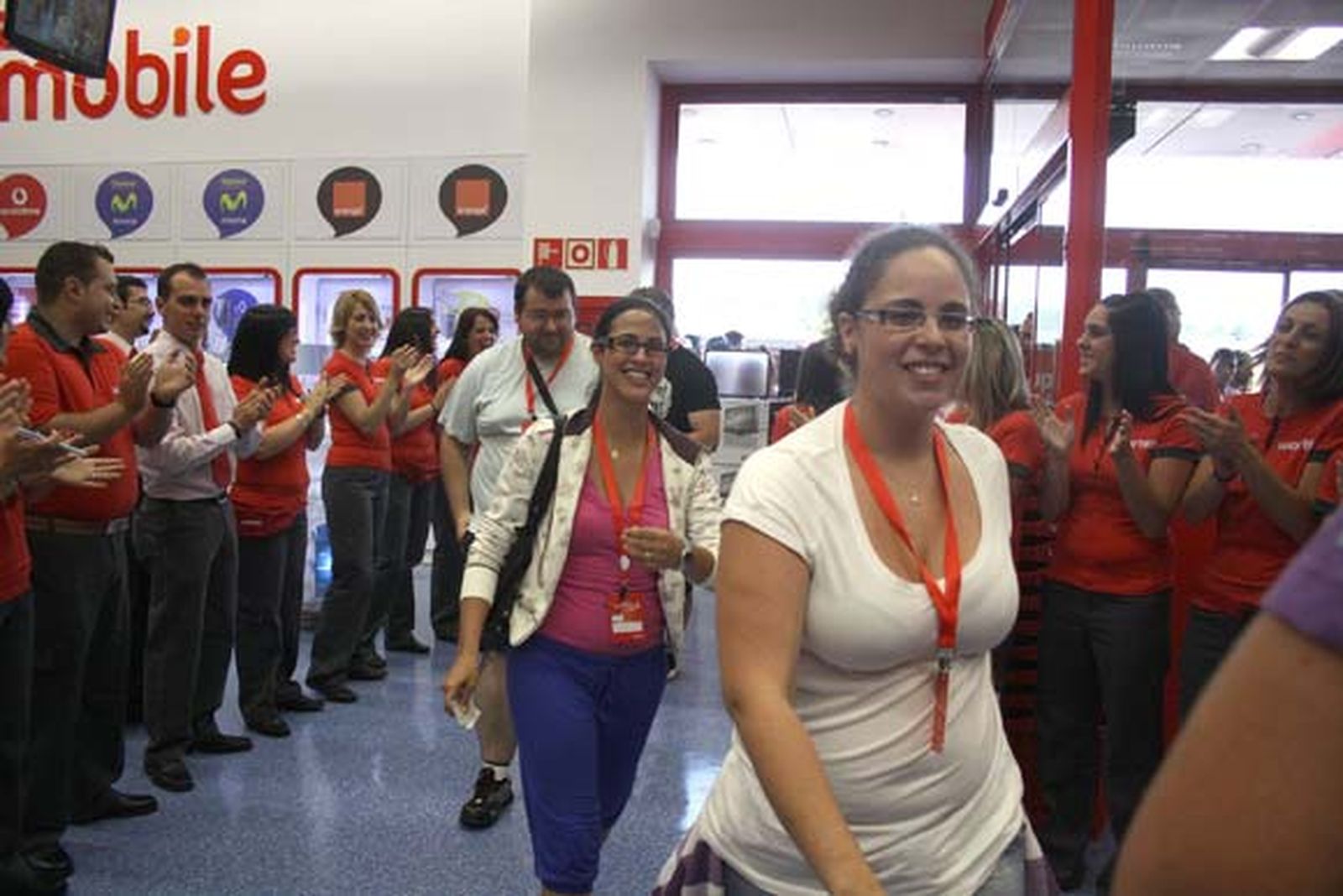 Multitud de personas se agolparon a las afueras de las instalaciones a la espera de la apertura de la nueva tienda Worten instalada en Las Marismas, en la localidad de Los Barrios

Foto: Vanessa Perez