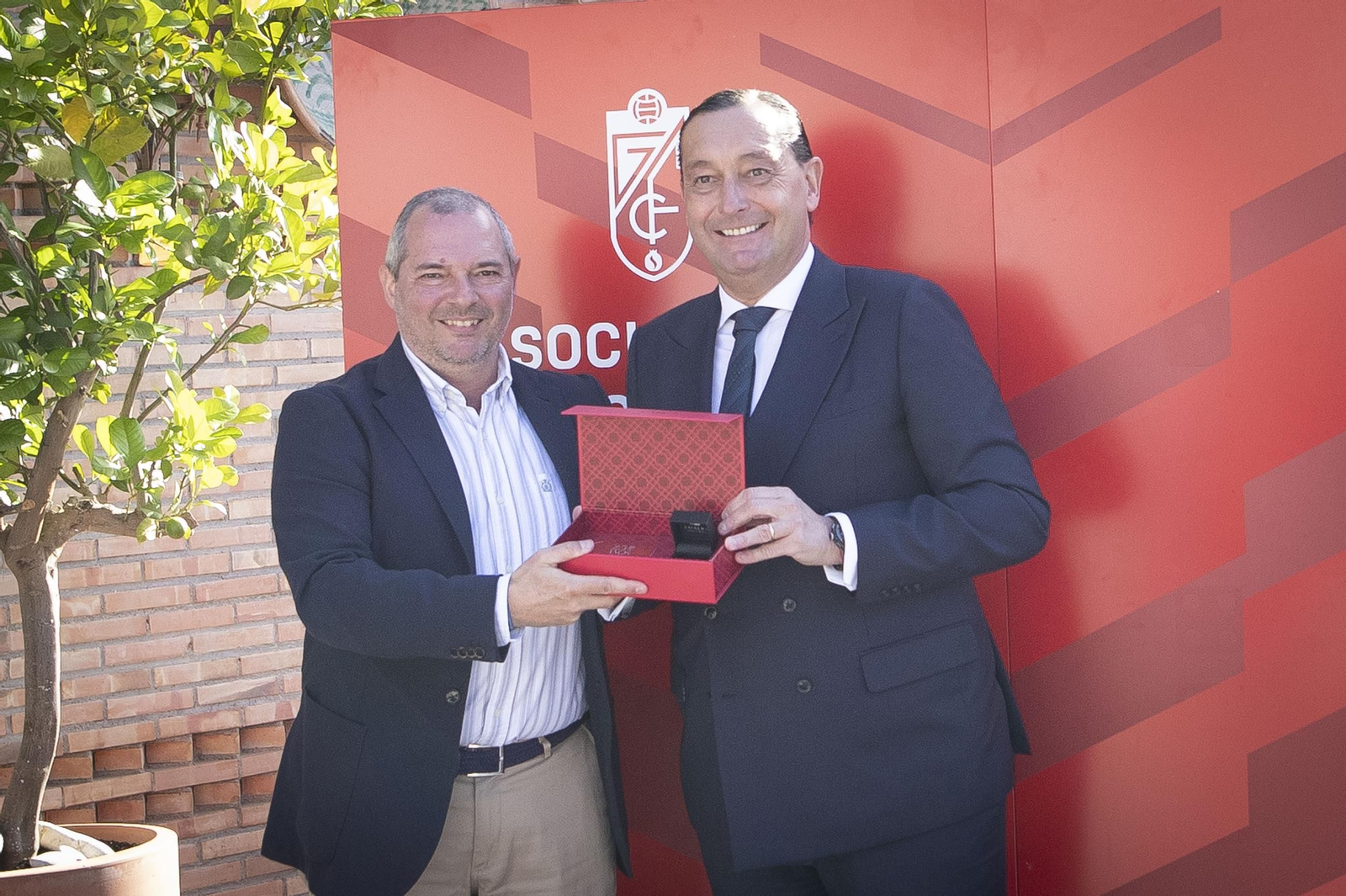 La entrega de insignias del Granada a sus abonados, en imágenes