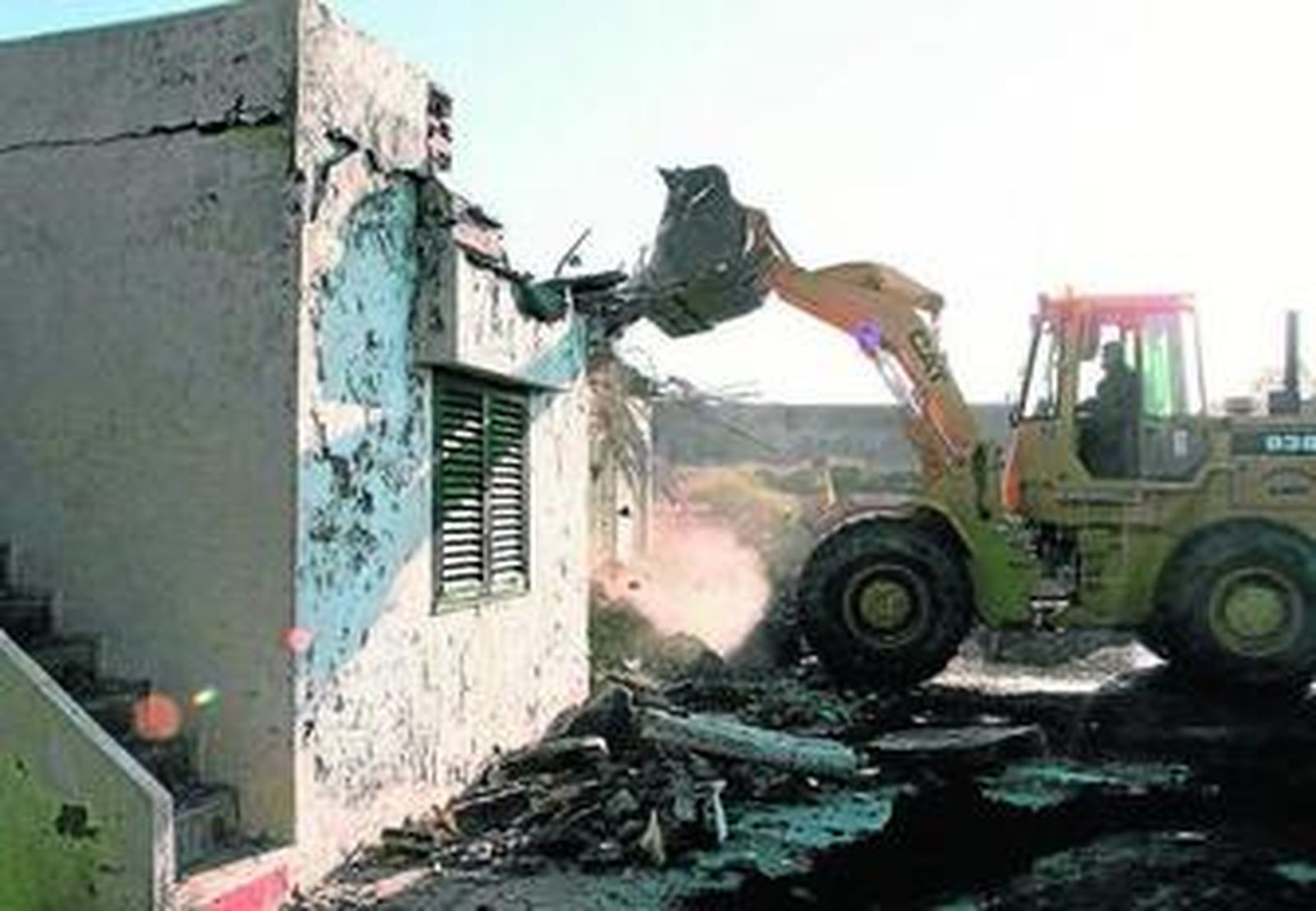 Urbanismo ya procedió al derribo de dos viviendas de la playa.