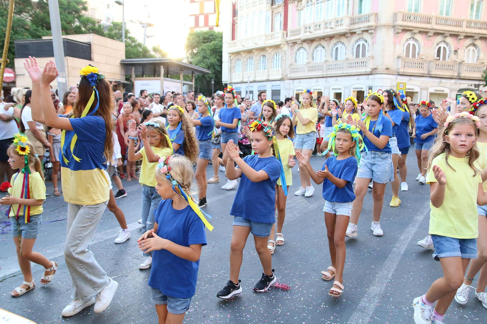 La Batalla de las Flores ha regresado inundando Almería de claveles