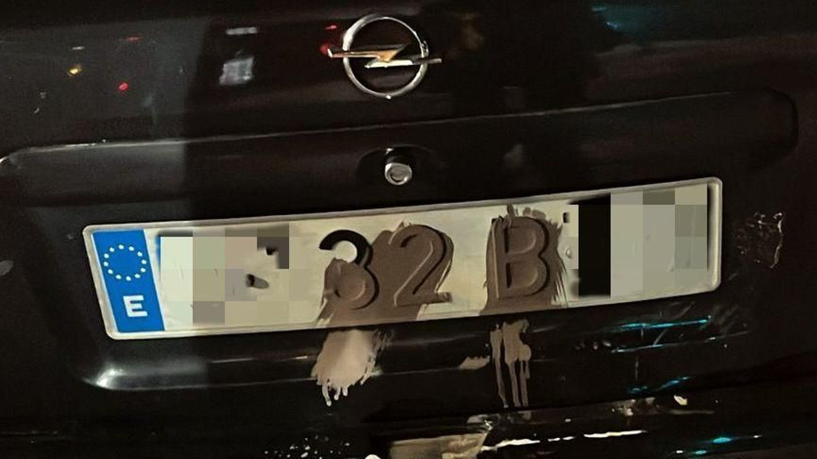 La matrícula parcialmente ocultada por barro