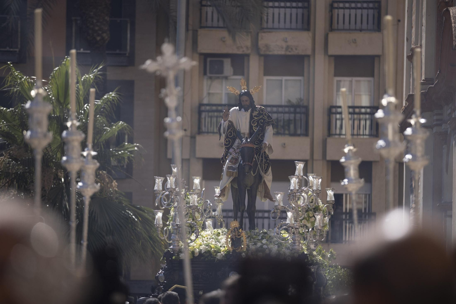 Imágenes de la salida extraordinaria de La Borriquita por las calles de Huelva