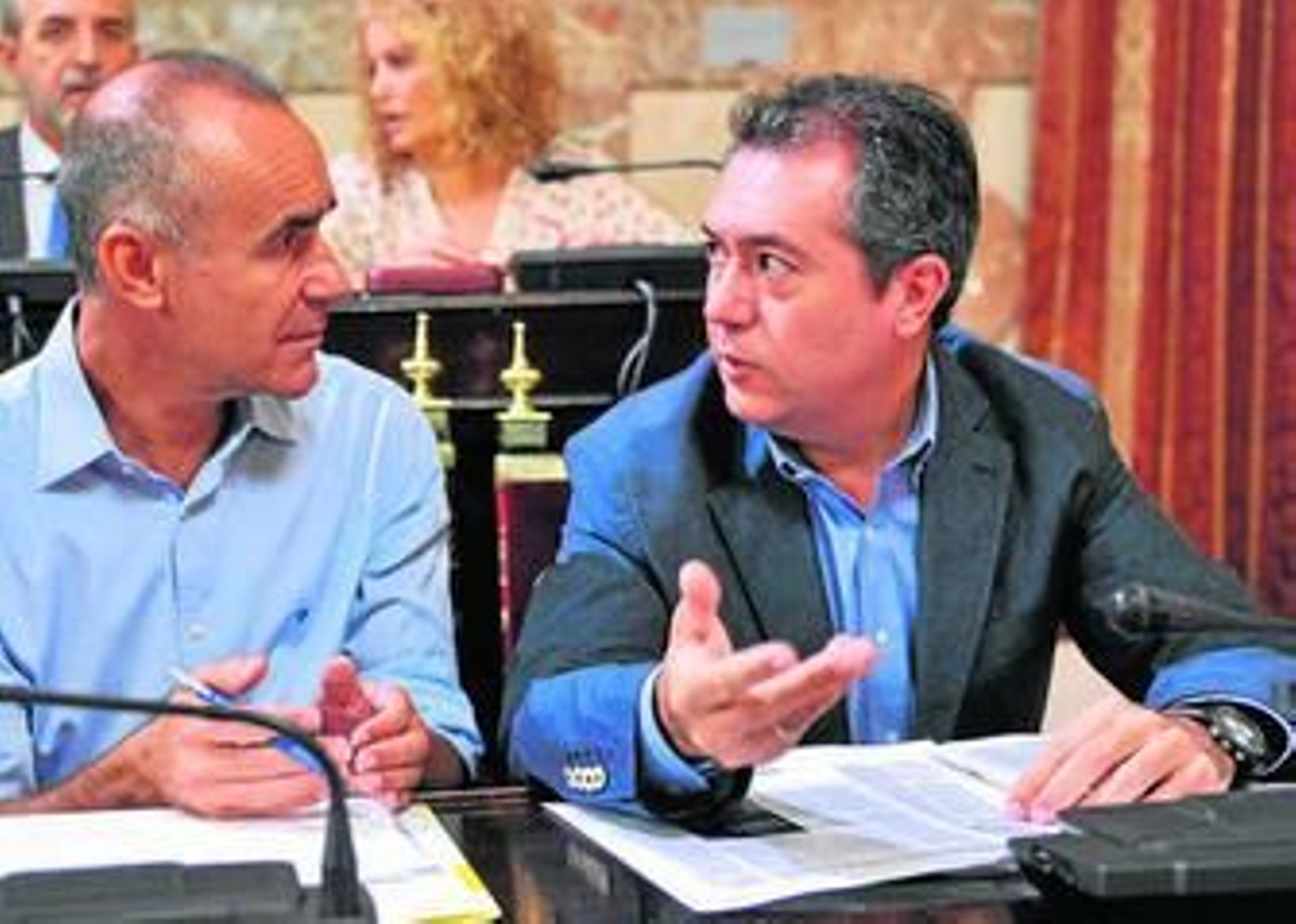 Los socialistas Juan Espadas (portavoz) y Antonio Muñoz (portavoz adjunto) en un momento del Pleno.