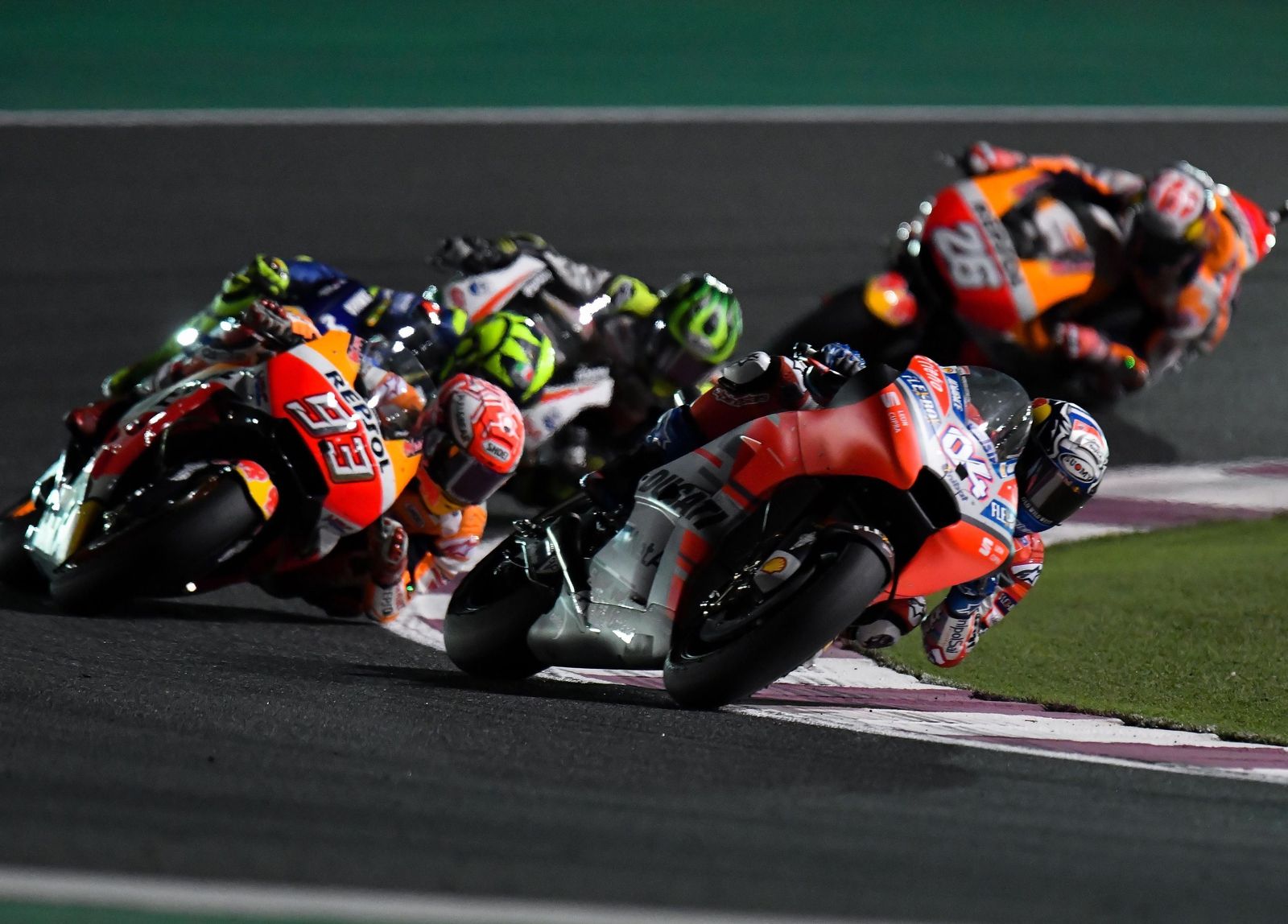 Andrea Dovizioso, en cabeza de la carrera disputada en Losail por delante de Marc Márquez y Valentino Rossi.