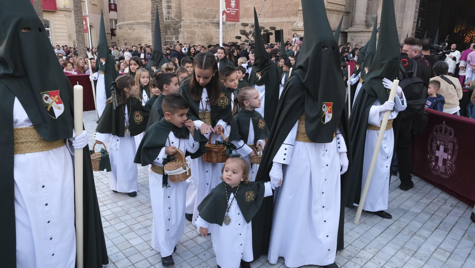Estudiantes en la Semana Santa de Almería 2025