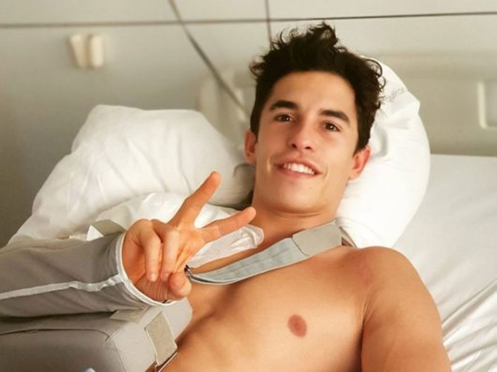 Marc Márquez presenta nuevo casco para una temporada entre algodones