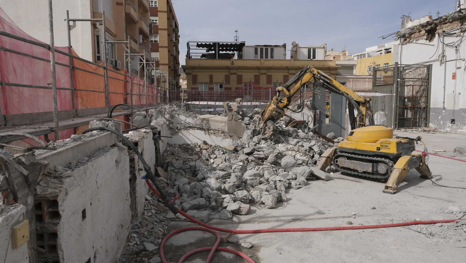 Las mejores imágenes del derribo de la oficina central de Correos en Almería