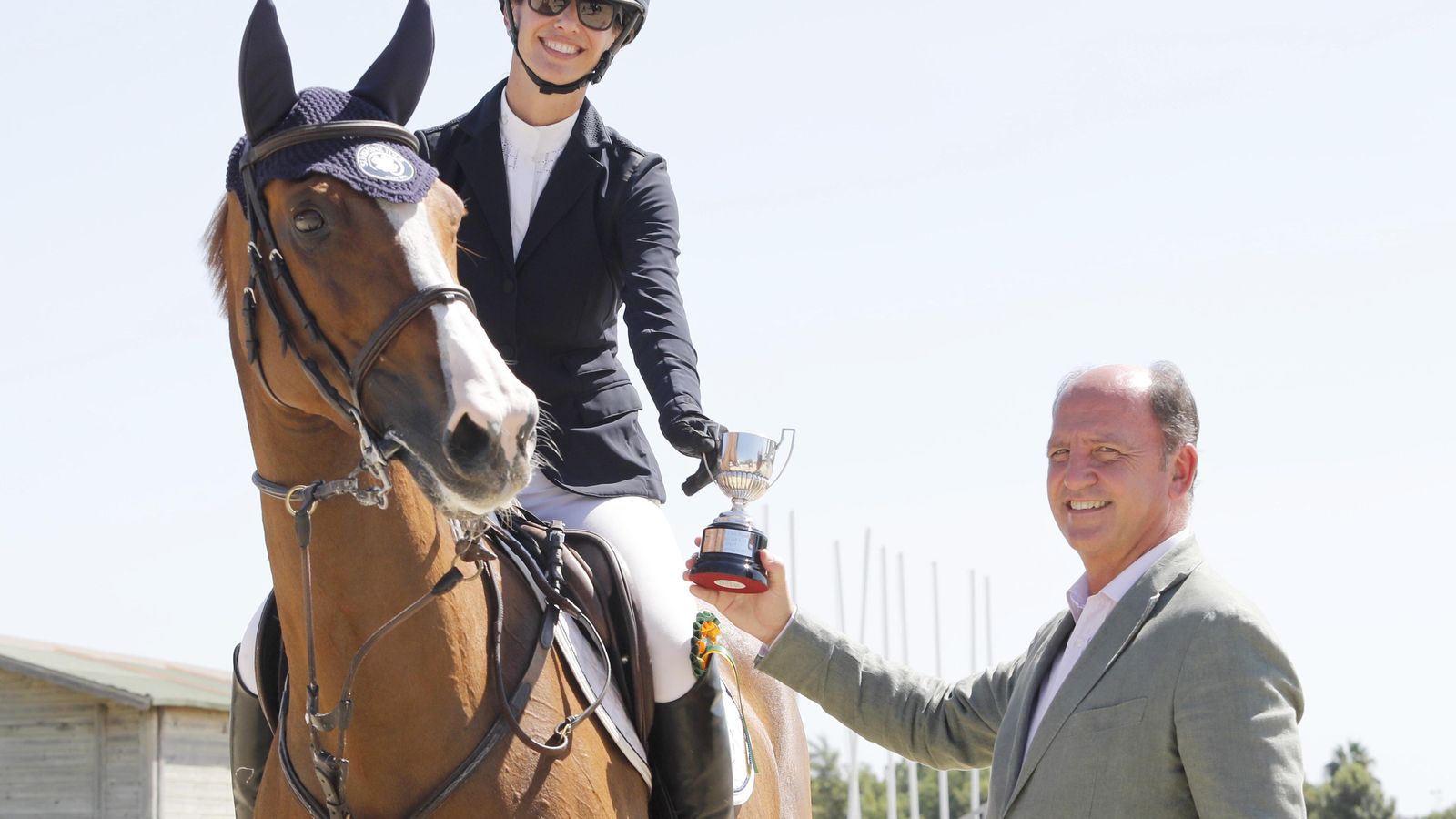 Teresa Blazquez recibe el GP de manos del presidente de Pineda, Rodrigo Molina.