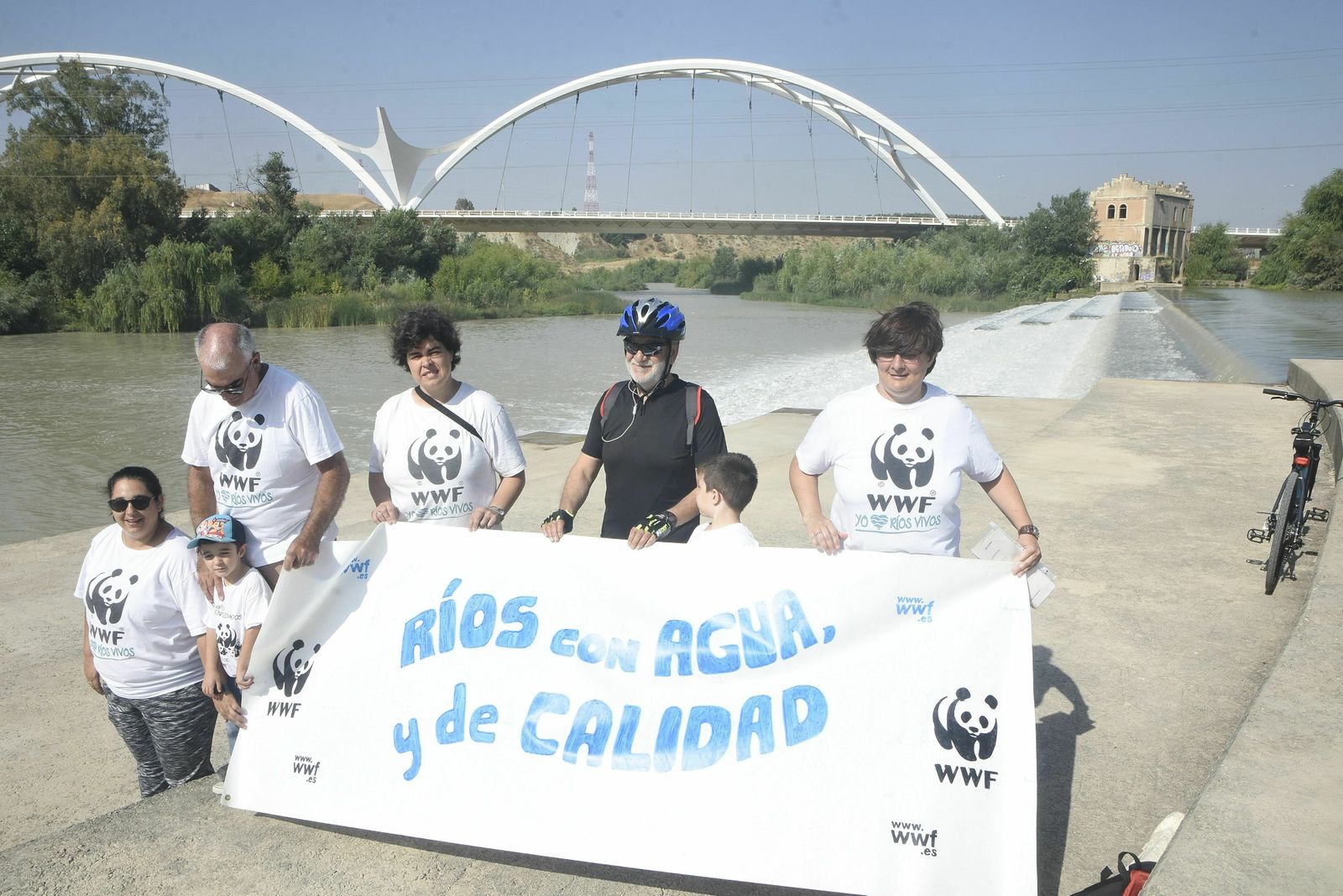 Integrantes del Grupo Local WWF Córdoba durante su concentración en el azud de Casillas.