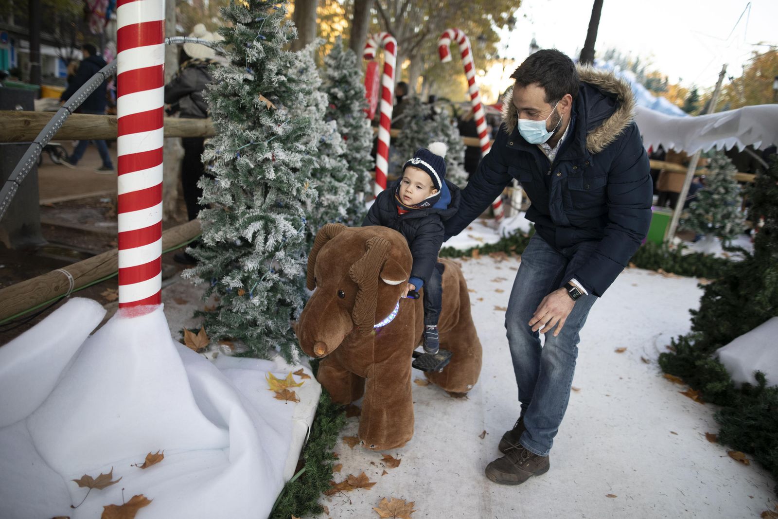 Multitud de visitantes y ambiente navideño en Granada durante el puente, en imágenes
