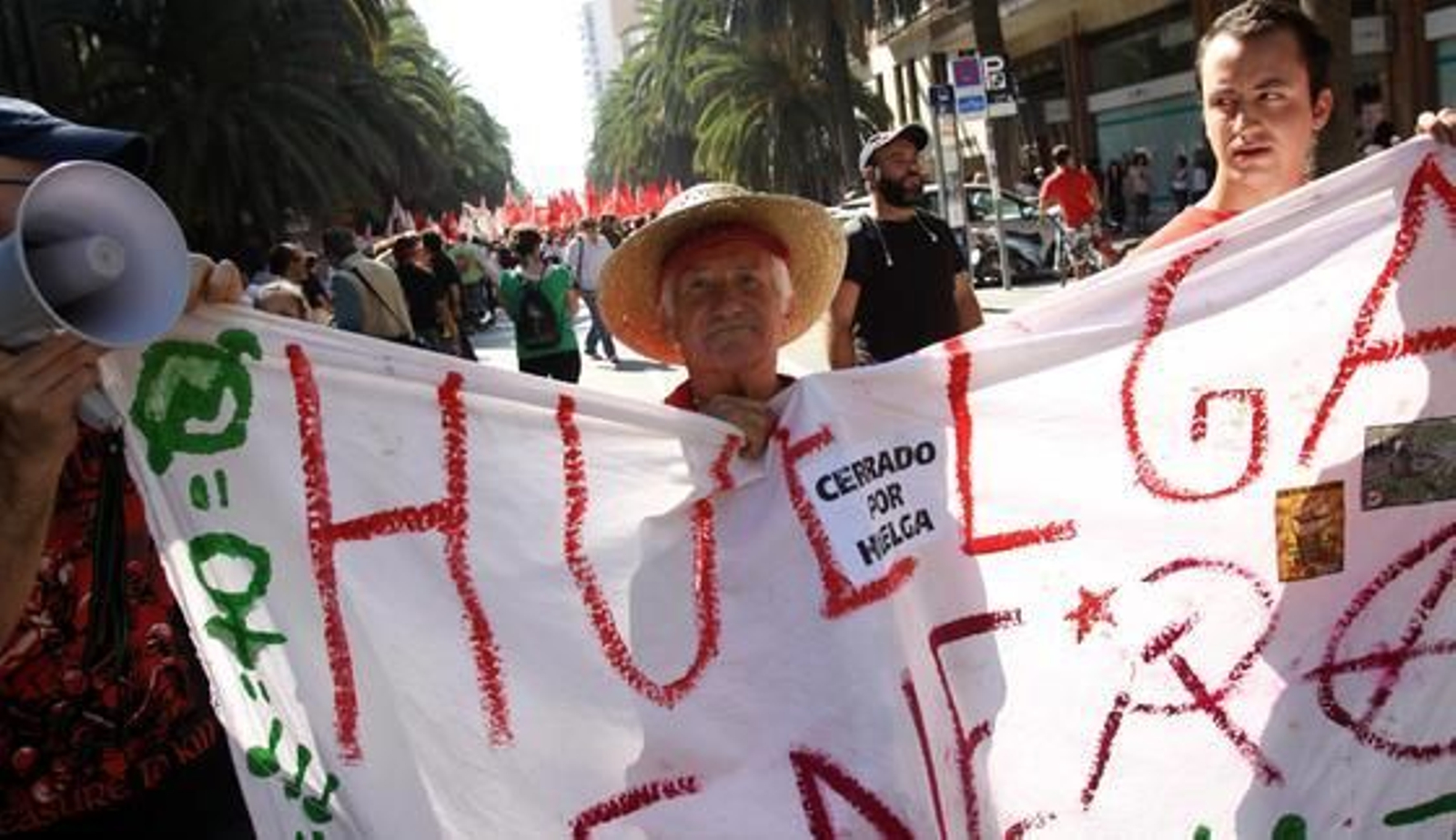 Los sindicatos recorren las calles con banderas y pancartas.

Foto: Migue Fernández