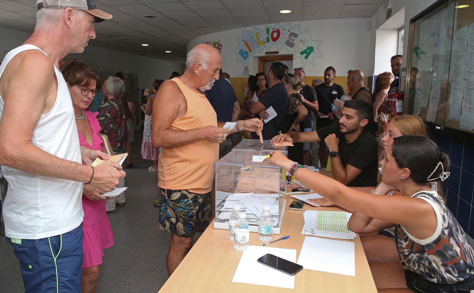 Votando en bañador en el colegio Parque del Estrecho de Algeciras.