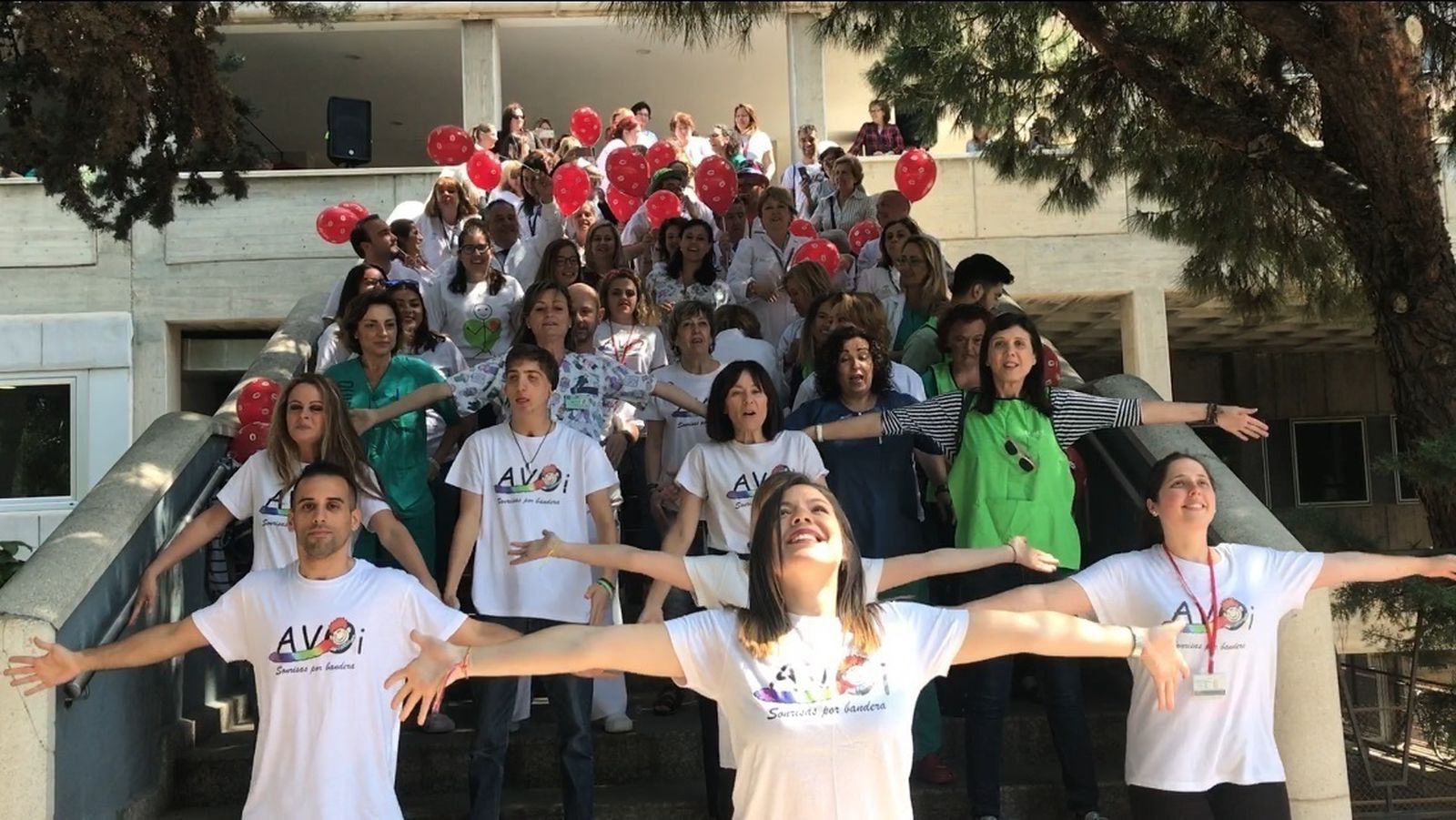 El acto de lanzamiento masivo de besos celebrado ayer en el Materno.