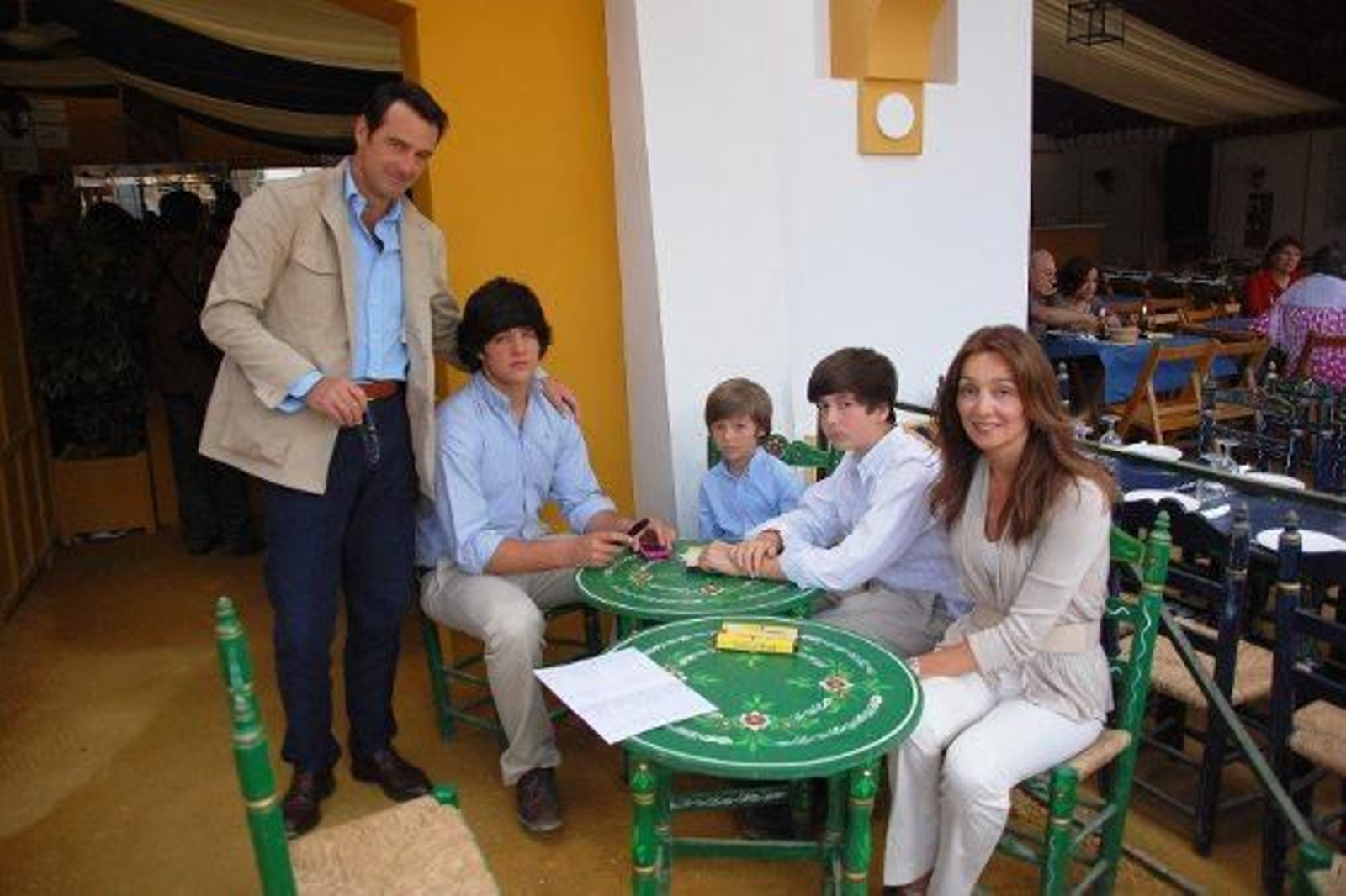 Iñigo Villagrán junto a su esposa María Jesús Joly y sus tres hijos: Pepe, Jacobo e Iñigo, todos en la caseta de este Diario.

Foto: Manu Garcia