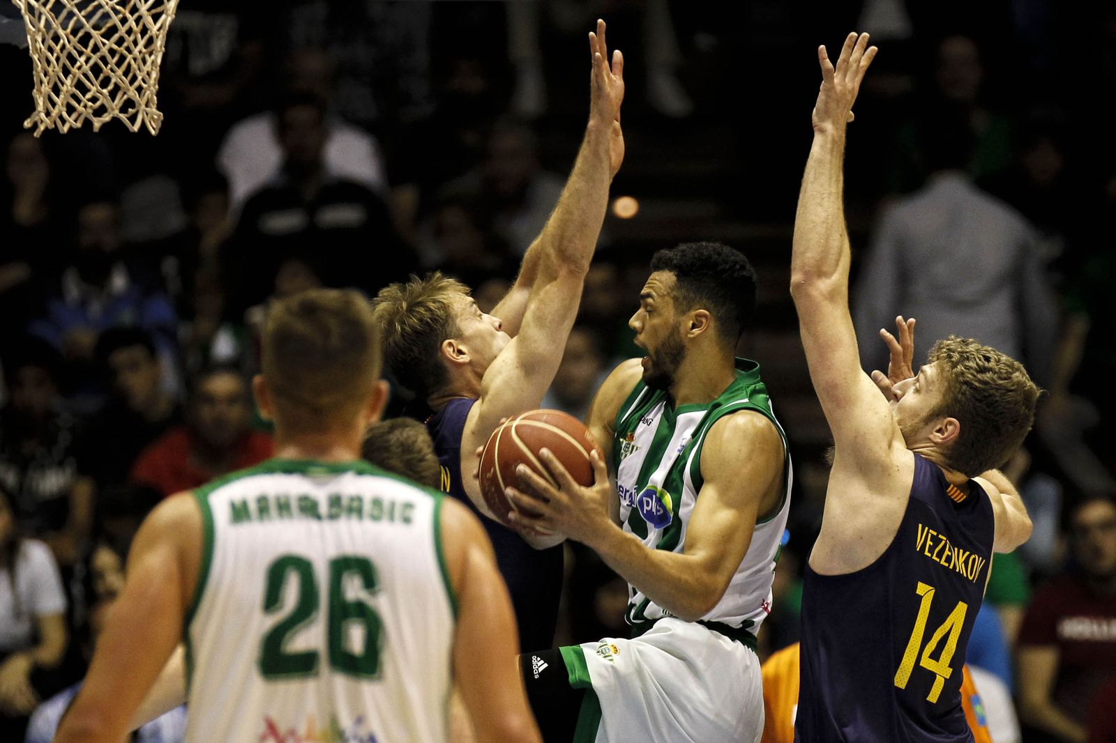 Mahalbasic observa cómo Lockett trata de penetrar a canasta ante los azulgrana Koponen y Vezenkov.