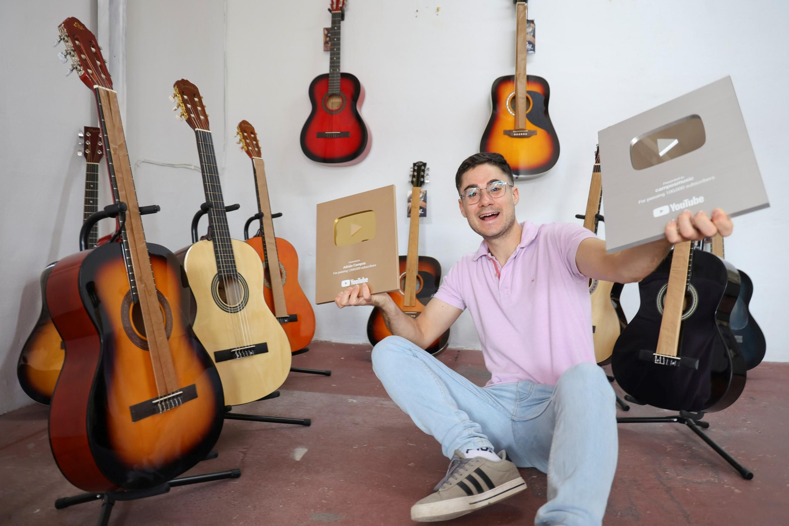 Las fotos de Adrián Campos, el malagueño que triunfa en TikTok y YouTube con sus clases de guitarra