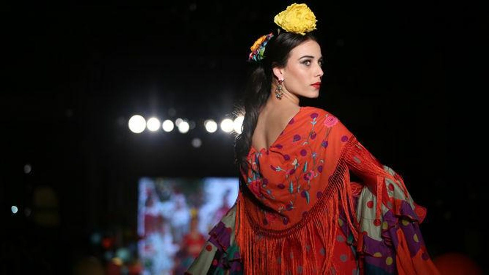 El diseñador Pol Núñez mostró la primera opción de llevar el mantoncillo en su colección de este año 'Sorprendentemente Flamenca'.