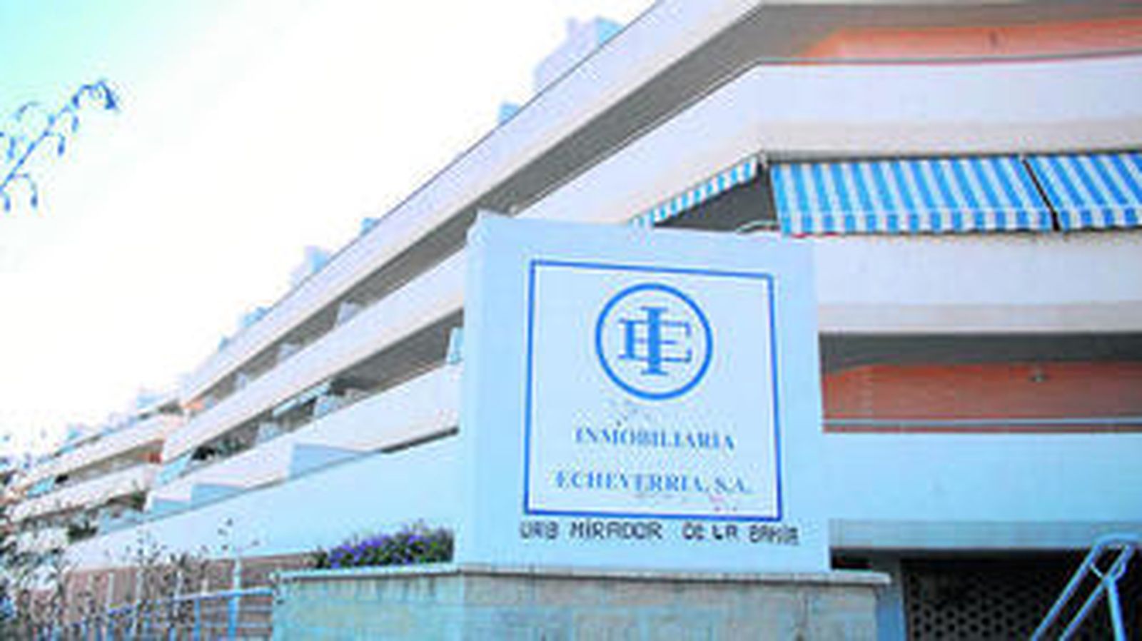 Una imagen tomada ayer de la entrada a la urbanización Mirador de la Bahía