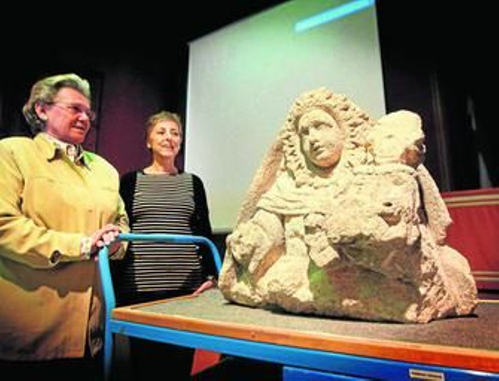 Margarita Toribio y Carmen Martín Mochales ayer con la Virgen de piedra donada al Museo Arqueológico. Margarita Toribio y Carmen Martín Mochales ayer con la Virgen de piedra donada al Museo Arqueológico.