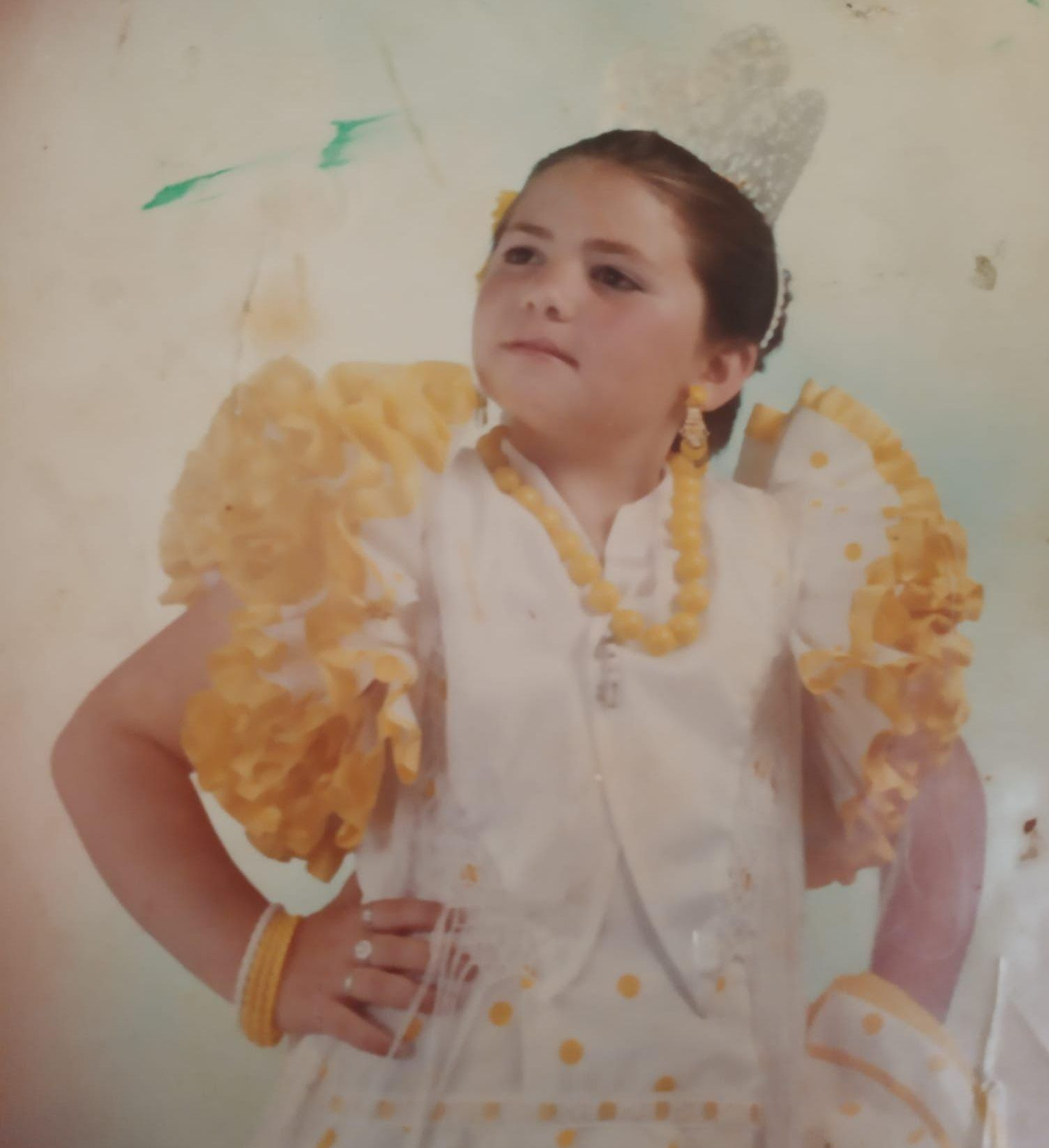 Macarena de la Torre vestida con un traje de flamenca cuando era niña.