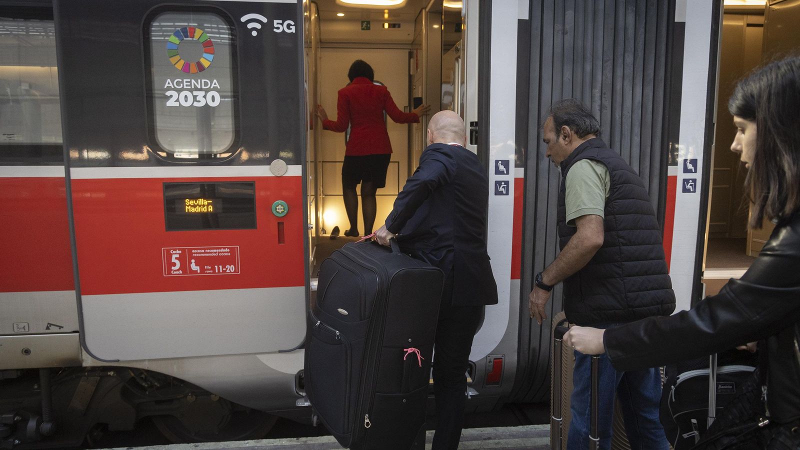 Gorini ayuda con las maletas a otro viajero.