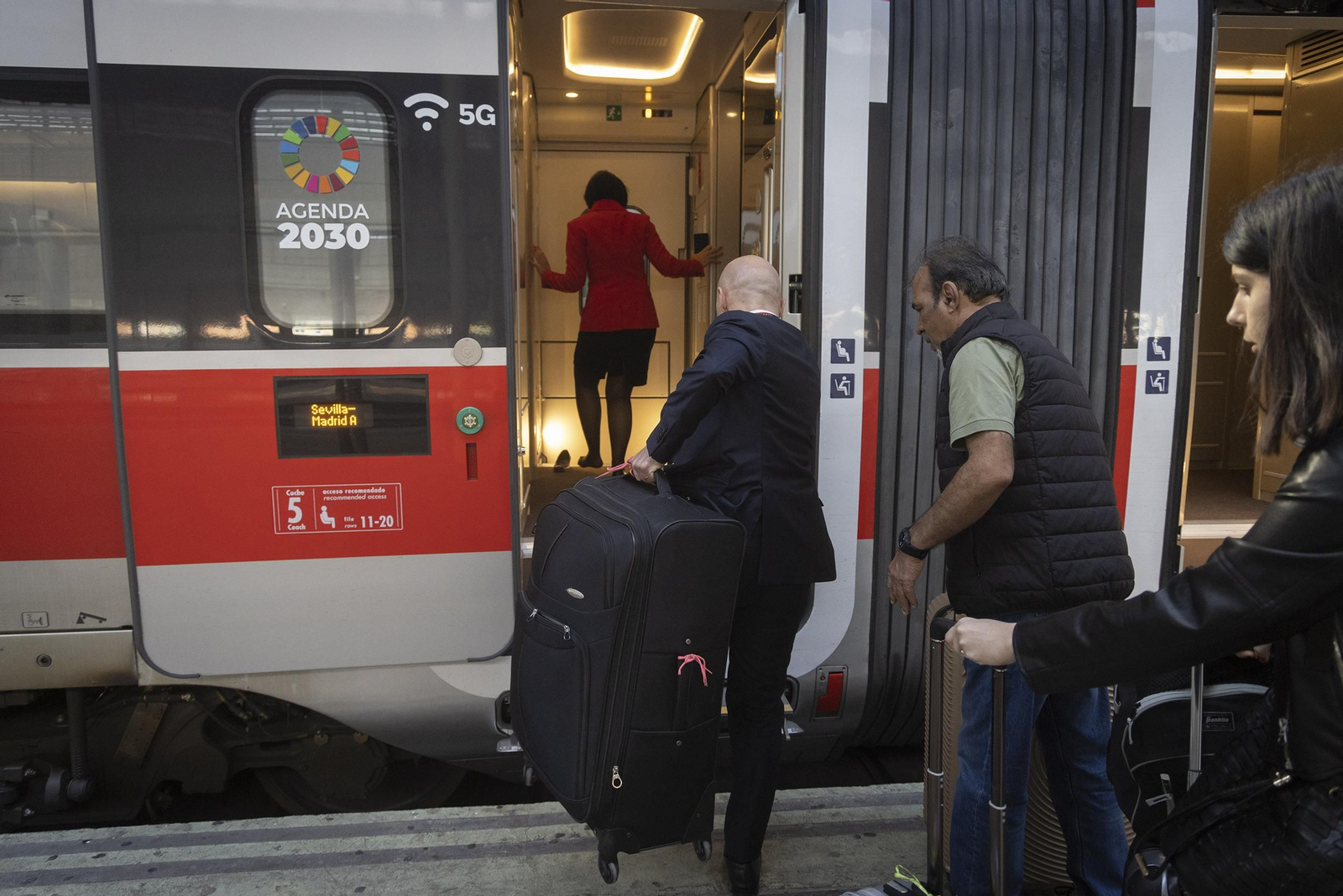 Gorini ayuda con las maletas a otro viajero.