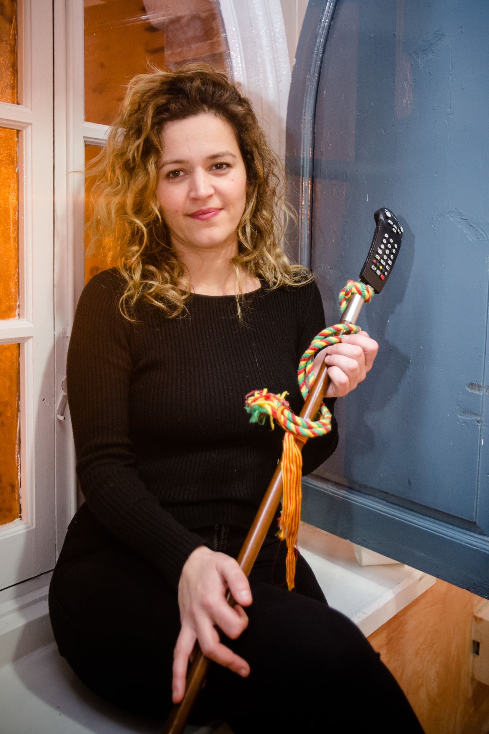 La autora Patricia Andrés con el bastón de mando.