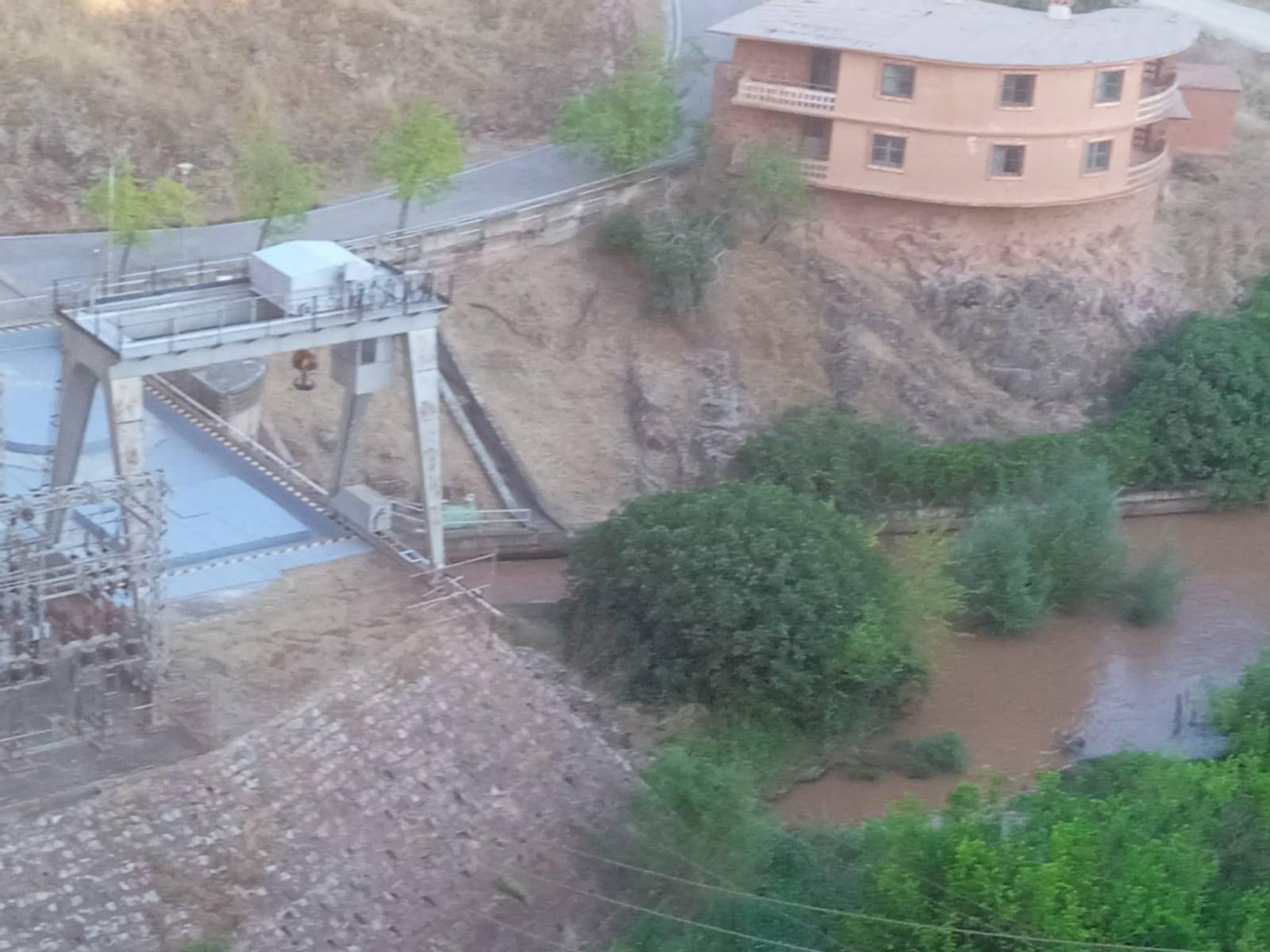 Desembalse de aguas en el pantano del Guadalén.