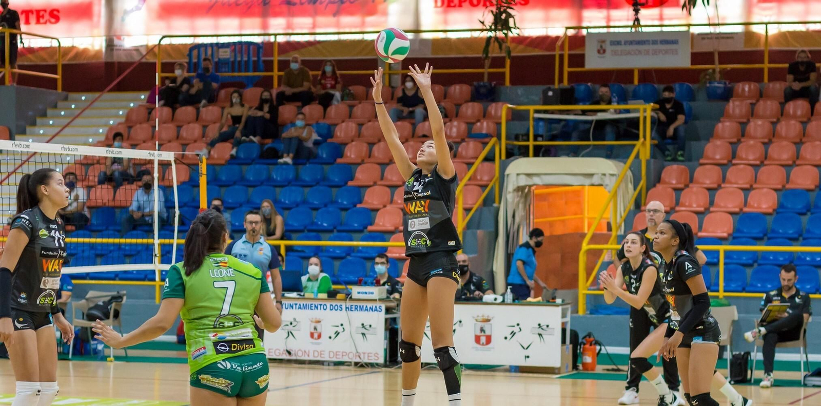 Un momento de un partido del Cajasol Voley en Dos Hermanas.