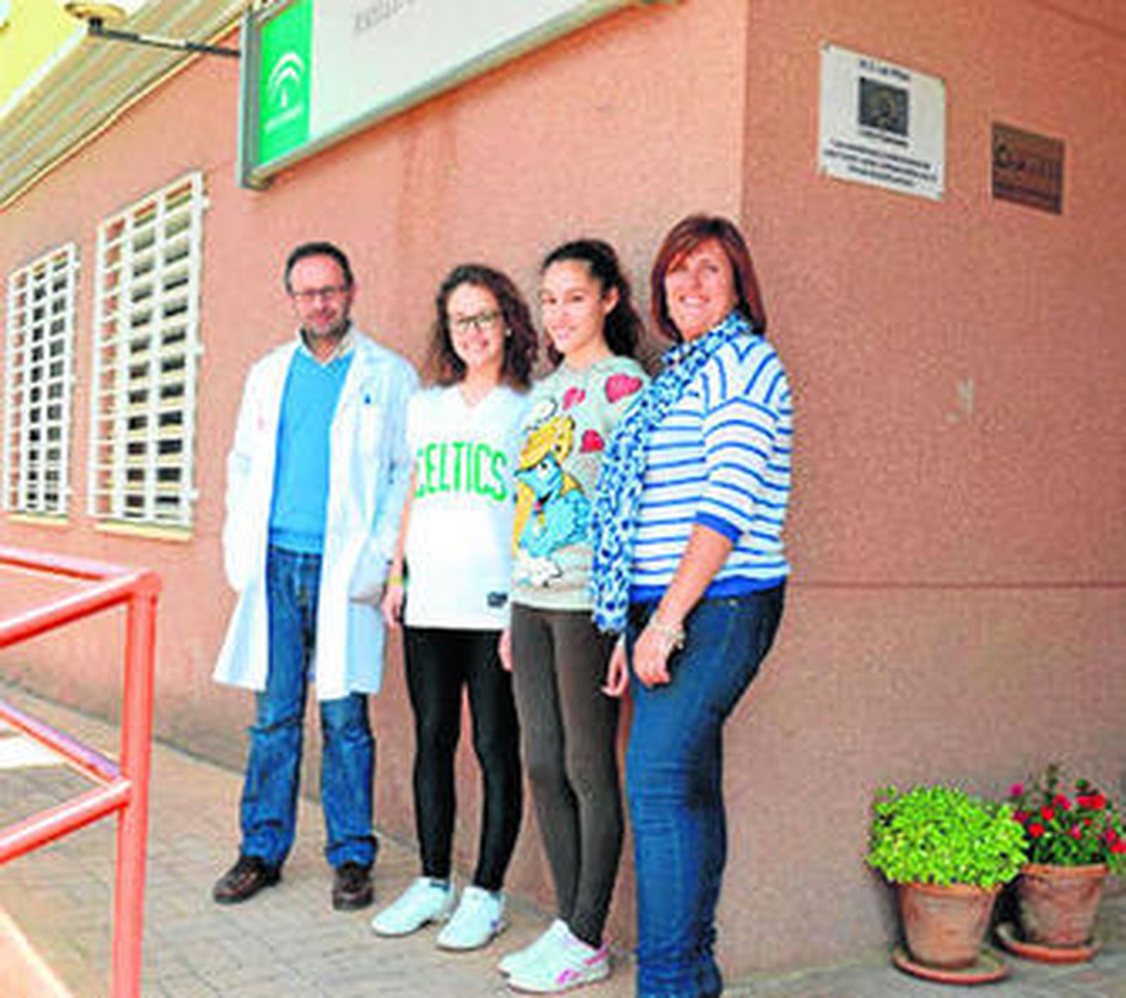 Olivia Ramos y María Rojas, en el centro de la imagen, las dos premiadas por la NASA.