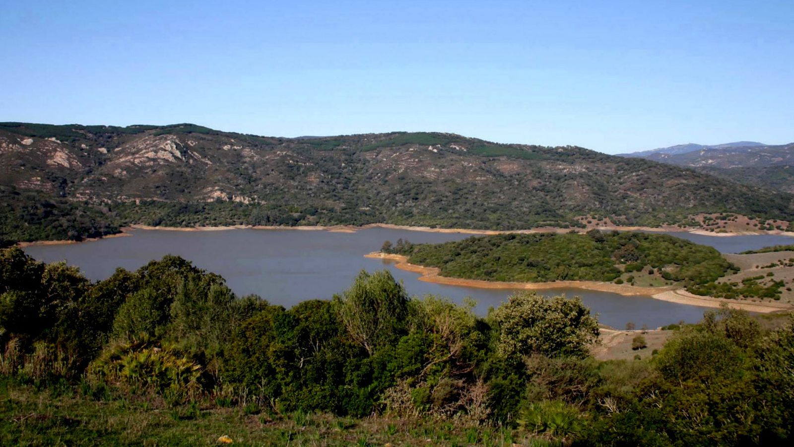 Vista parcial de la Dehesa Boyal. Una parte de ella ocupada por el embalse del Guadarranque.