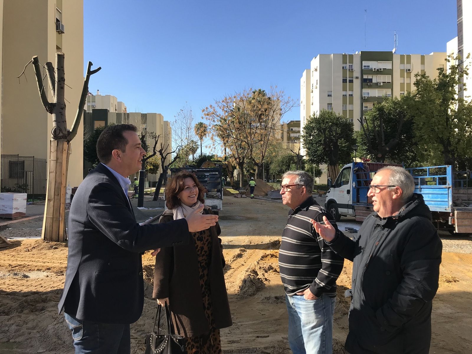 El delegado del Distrito Norte Juan Antonio Barrionuevo con vecinos de Los Arcos en la zona de obras.