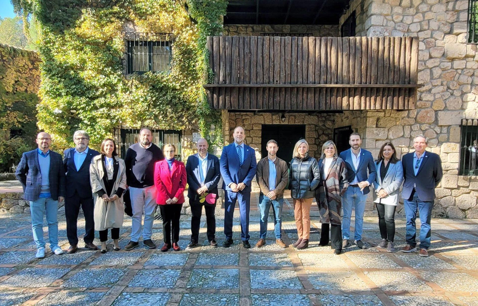 Reunión de los miembros del equipo de gobierno de la UJA con los alcaldes.