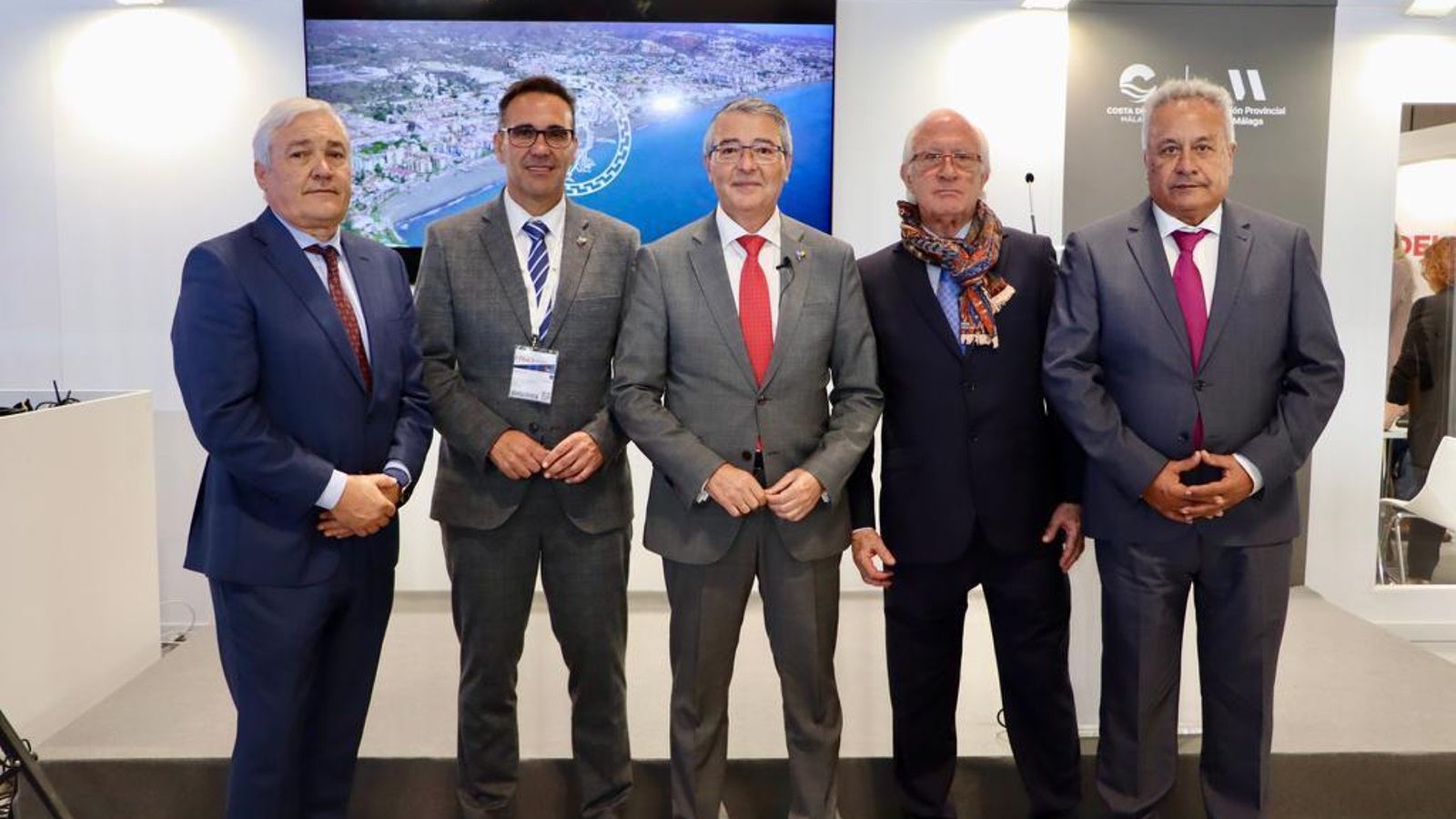 El alcalde de Rincón de la Victoria y el concejal de Turismo, junto a empresarios del municipio en Fitur.