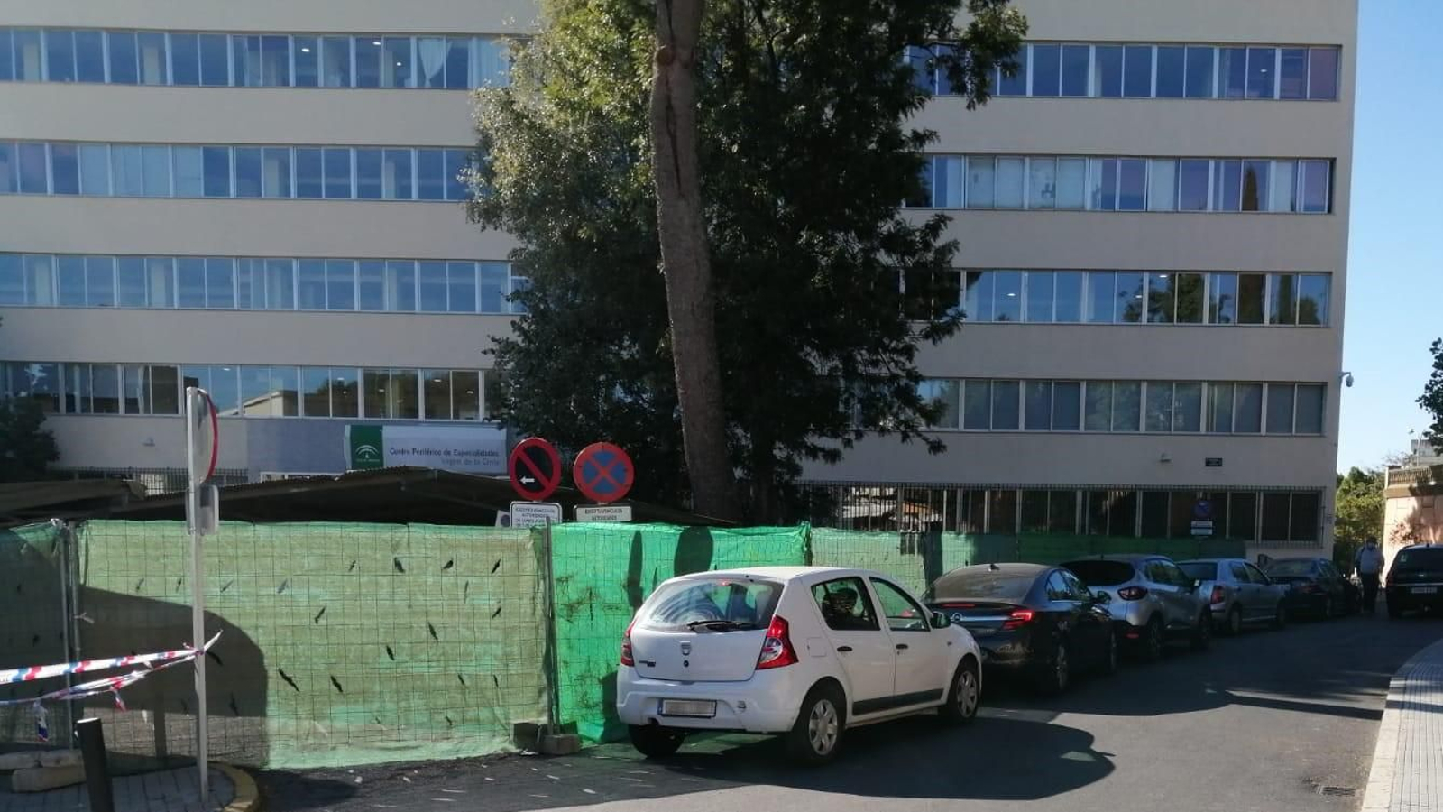 Imagen del exterior del centro de especialidades Virgen de la Cinta con el vallado la instalado.