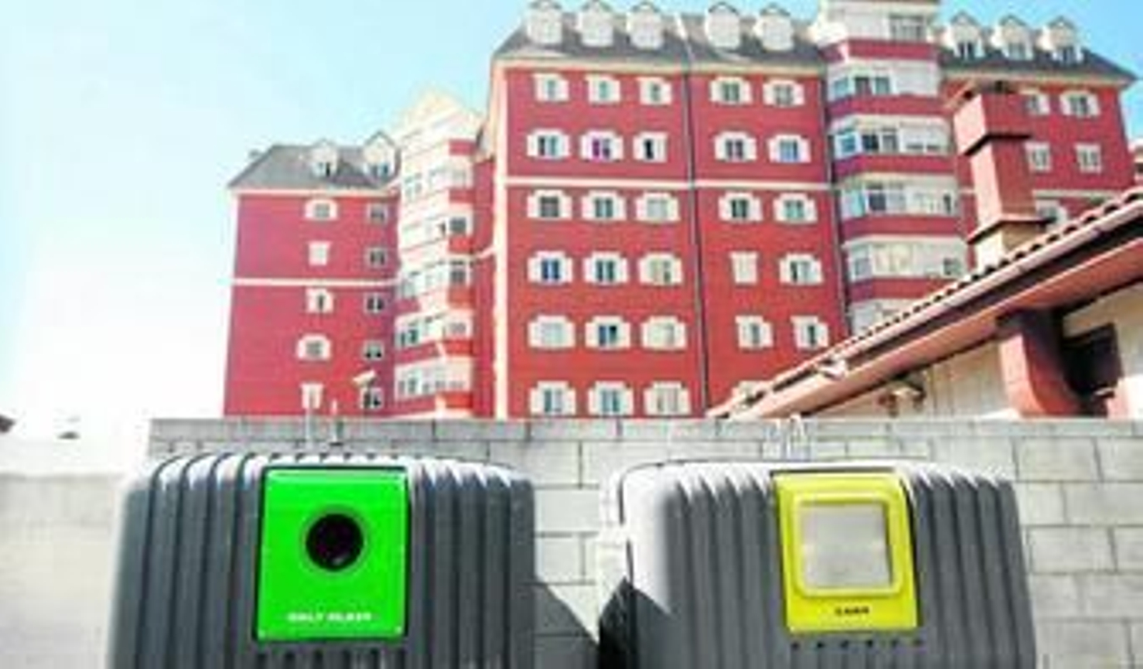 Imagen de uno de los puntos de depósito de vidrio y latas.