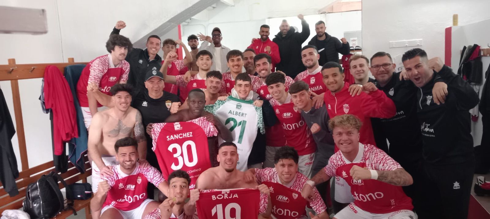 Los jugadores del Portuense, en el vestuario del Cuvillo celebrando la victoria.