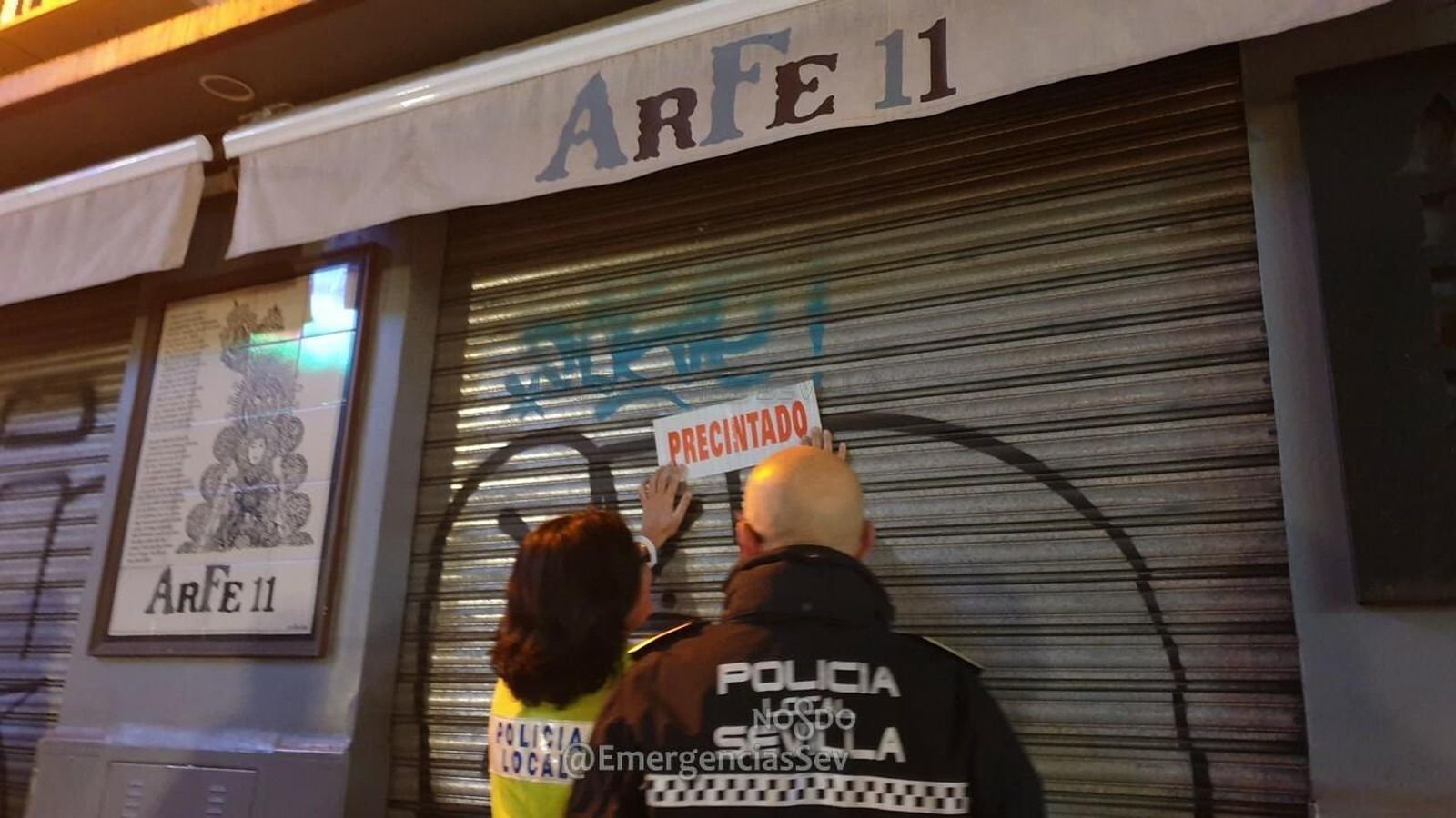 El bar Arfe 11, precintado por la Policía Local de Sevilla.