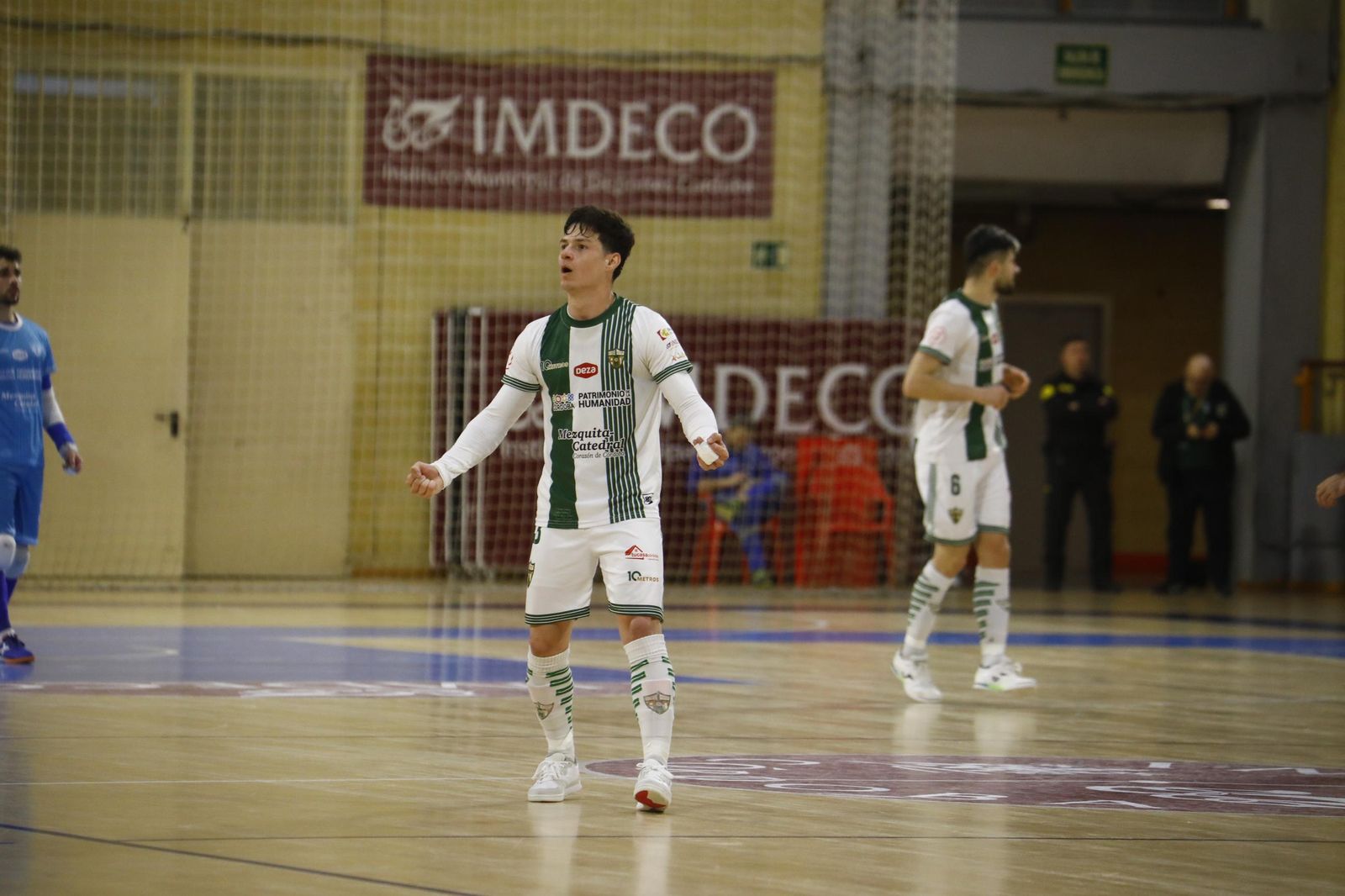 Las mejores fotos del ambiente en Vista Alegre para el Córdoba Futsal - Noia