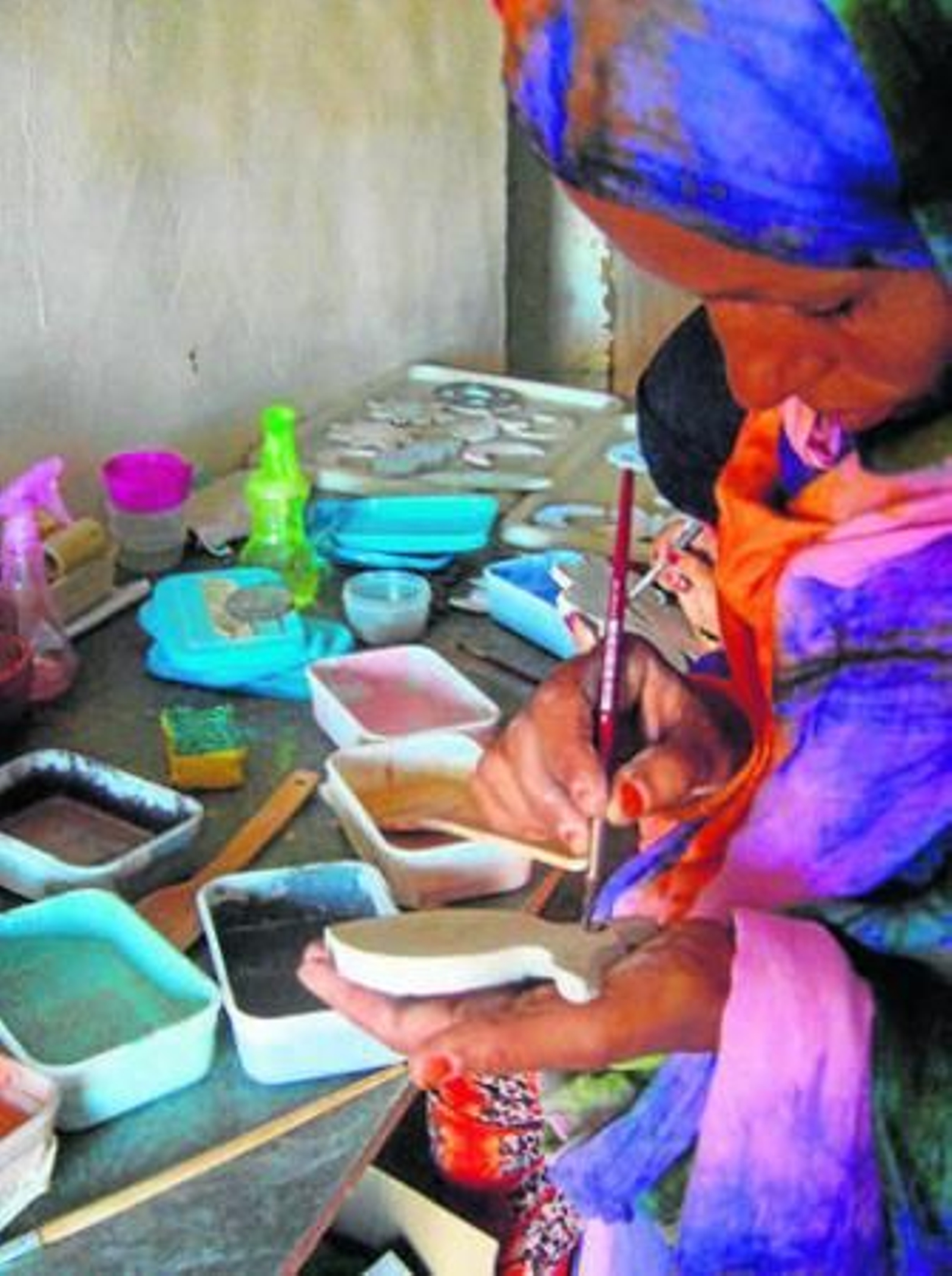 1. Lola Jiménez en la tienda que regenta en el Zoco de Artesanos 2. Una de las mujeres que participaron en el taller, pintando una de las piezas que ellas mismas realizaron 3. Un grupo de mujeres trabajando en el horno rudimentario que fabricaron con bidones y piedras 4. Exposición de los trabajos realizados por las mujeres durante los siete días que duró el taller de cerámica.